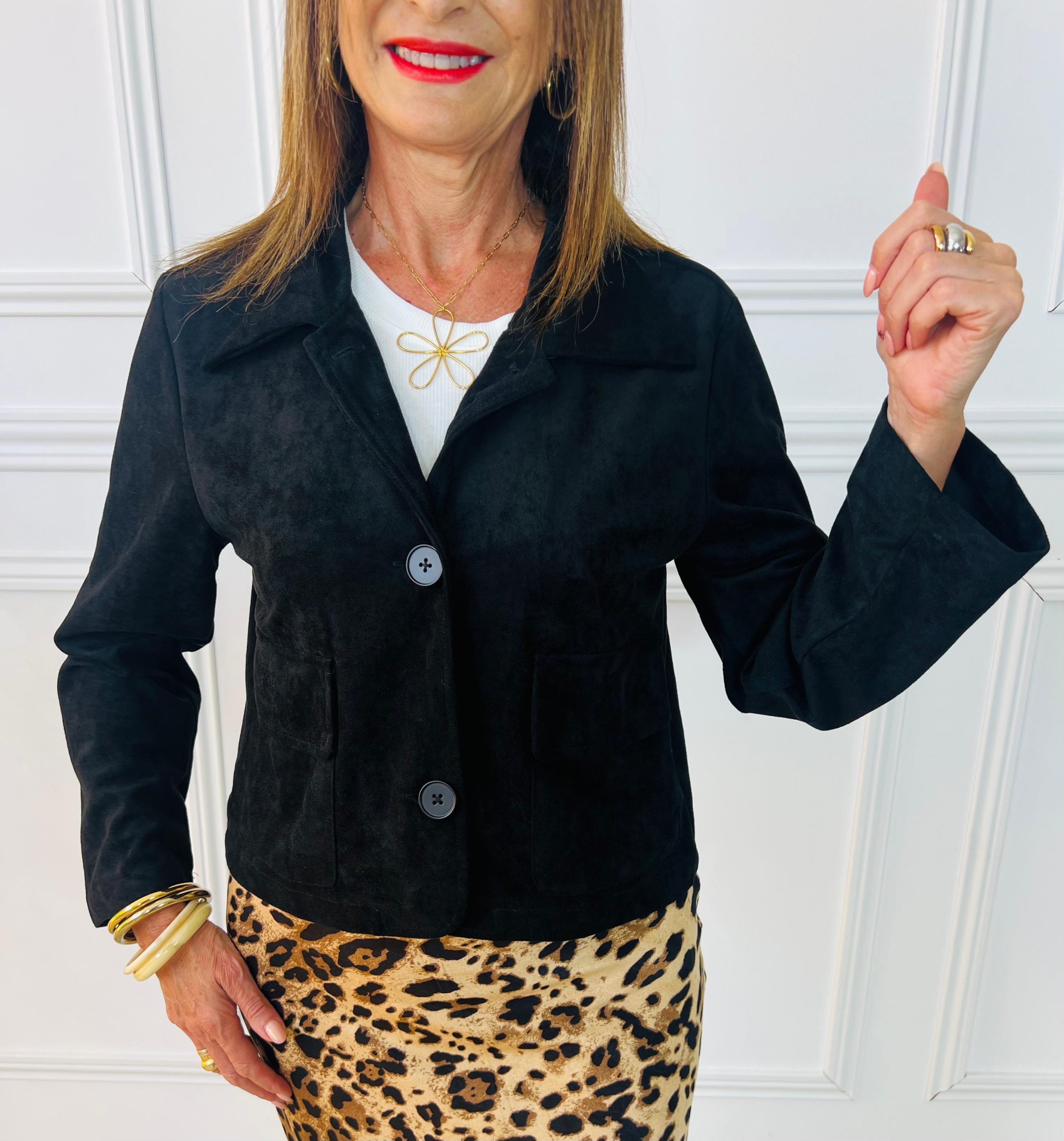 Chaqueta con efecto ante en negro  con solapa y manga larga. bolsillos delanteros y cierre frontal con botones Oliva Valencia