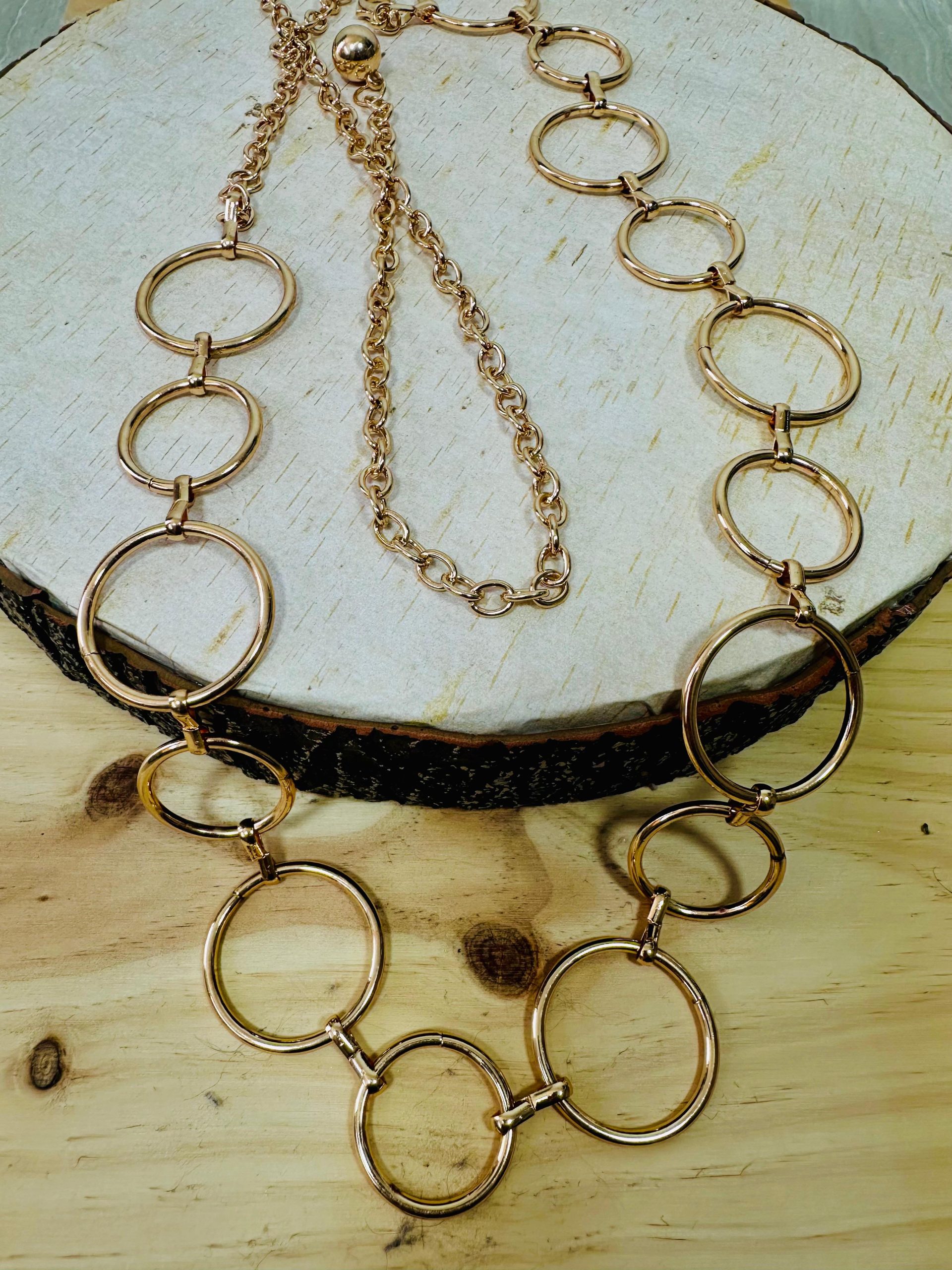 Cinturón metalizado dorado de cadena, combinado con círculos y eslabones. Cierre con cadena y mosquetón. Oliva Valencia