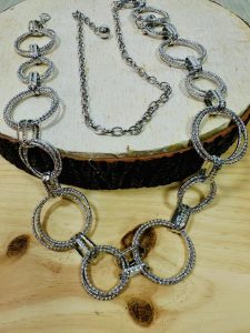 Cinturón metalizado plateado de cadena, combinado con círculos y eslabones. Cierre con cadena y mosquetón. Oliva Valencia