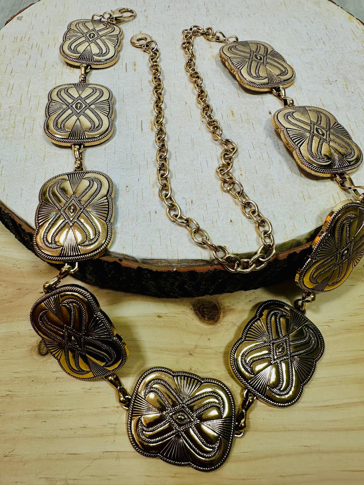 Cinturón metálico con eslabones cuadrados. Cierre de cadena y mosquetón. Oliva Valencia