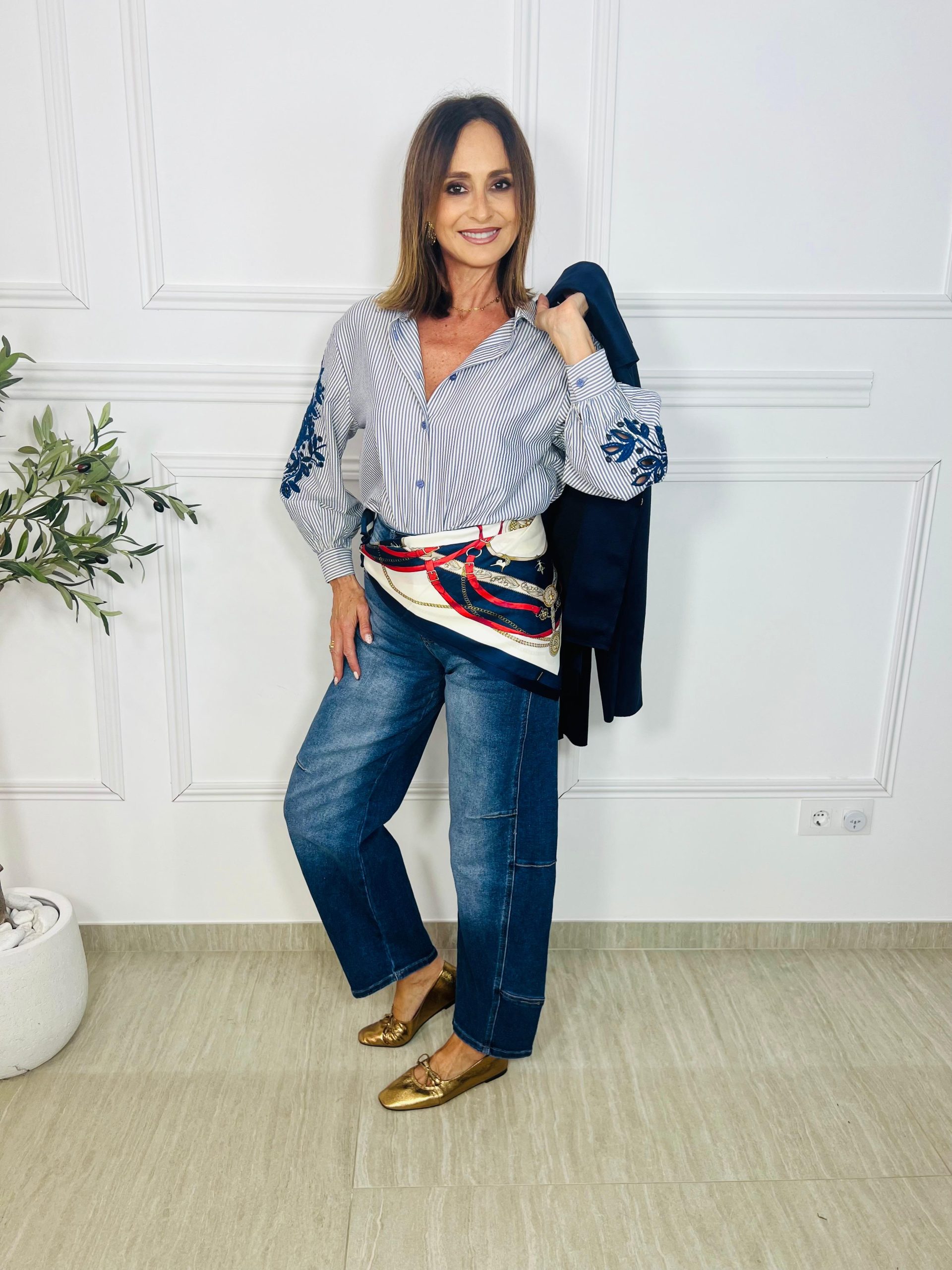 Camisa rayas de cuello solapa y manga larga. Cierre frontal con botones. Detalles bordados en las mangas. Oliva Valencia