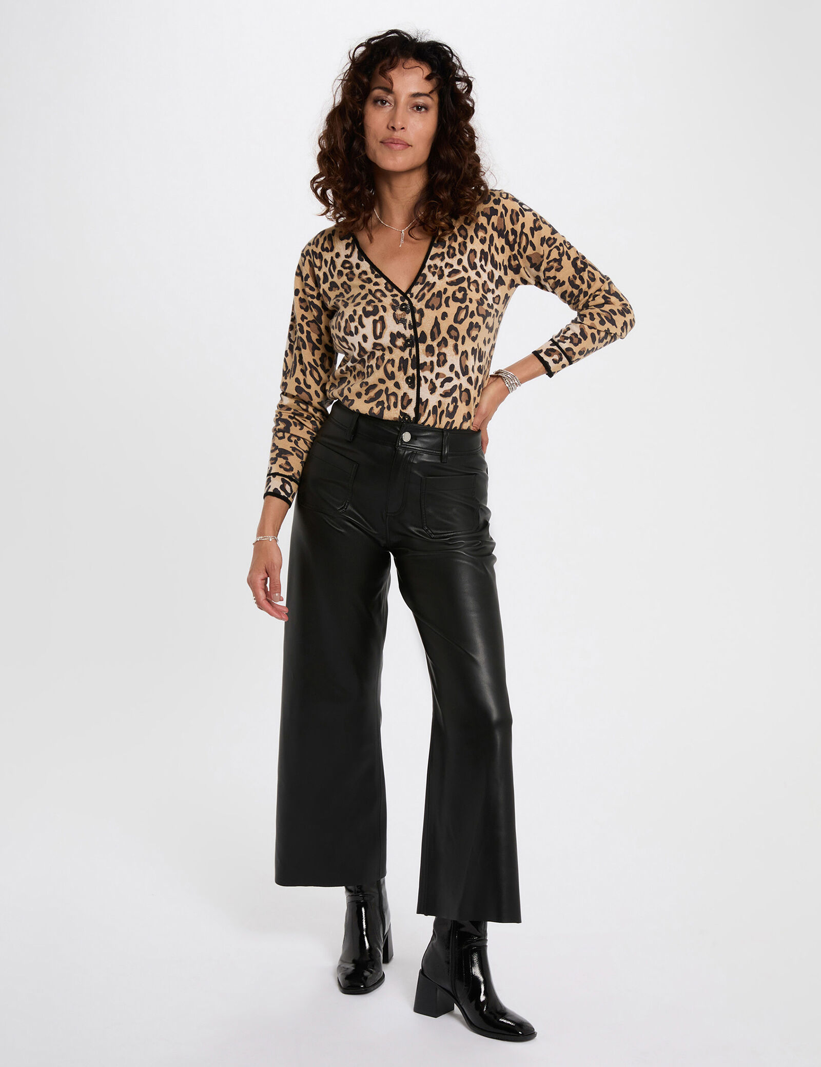 El chaleco corto ajustado se combina con un pantalón ancho de efecto cuero y botines de tacón para un look femenino y con carácter. Este chaleco de estilo audaz se lleva con una falda lápiz de talle alto, un bolso estructurado y zapatos de tacón para realzar su silueta con personalidad.oliva