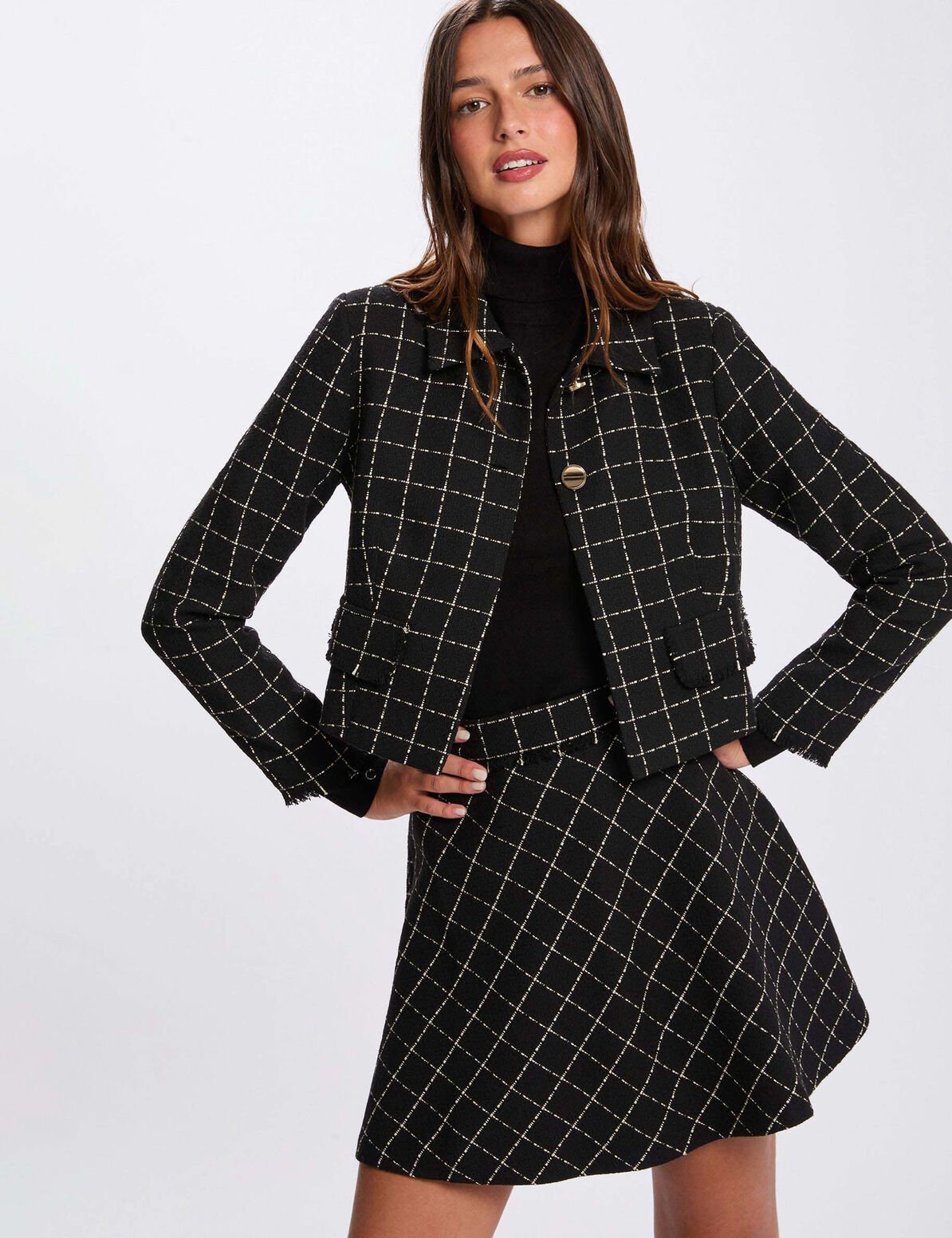 Esta falda corta de tweed encarna una elegancia sofisticada y atemporal. Su corte fluido patinador realza la silueta mientras aporta movimiento. Resalta delicadamente las piernas para un estilo femenino y seguro, al mismo tiempo que pone énfasis en la parte superior del cuerpo con armonía. Oliva Valencia