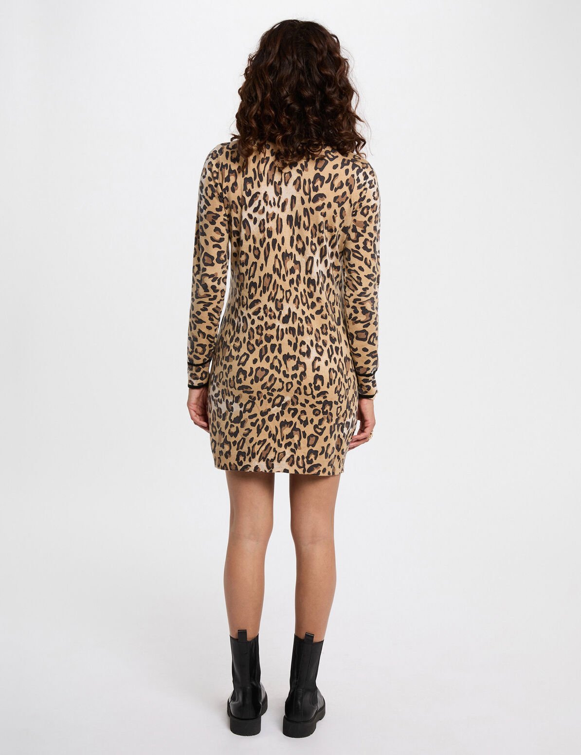 Este vestido corto y recto encarna un estilo chic y moderno con su aspecto texturizado y lanoso. Su corte realza la silueta con total simplicidad, mientras que su longitud destaca sutilmente las piernas. Una prenda ideal para combinar elegancia y feminidad en el día a día. Oliva Valencia