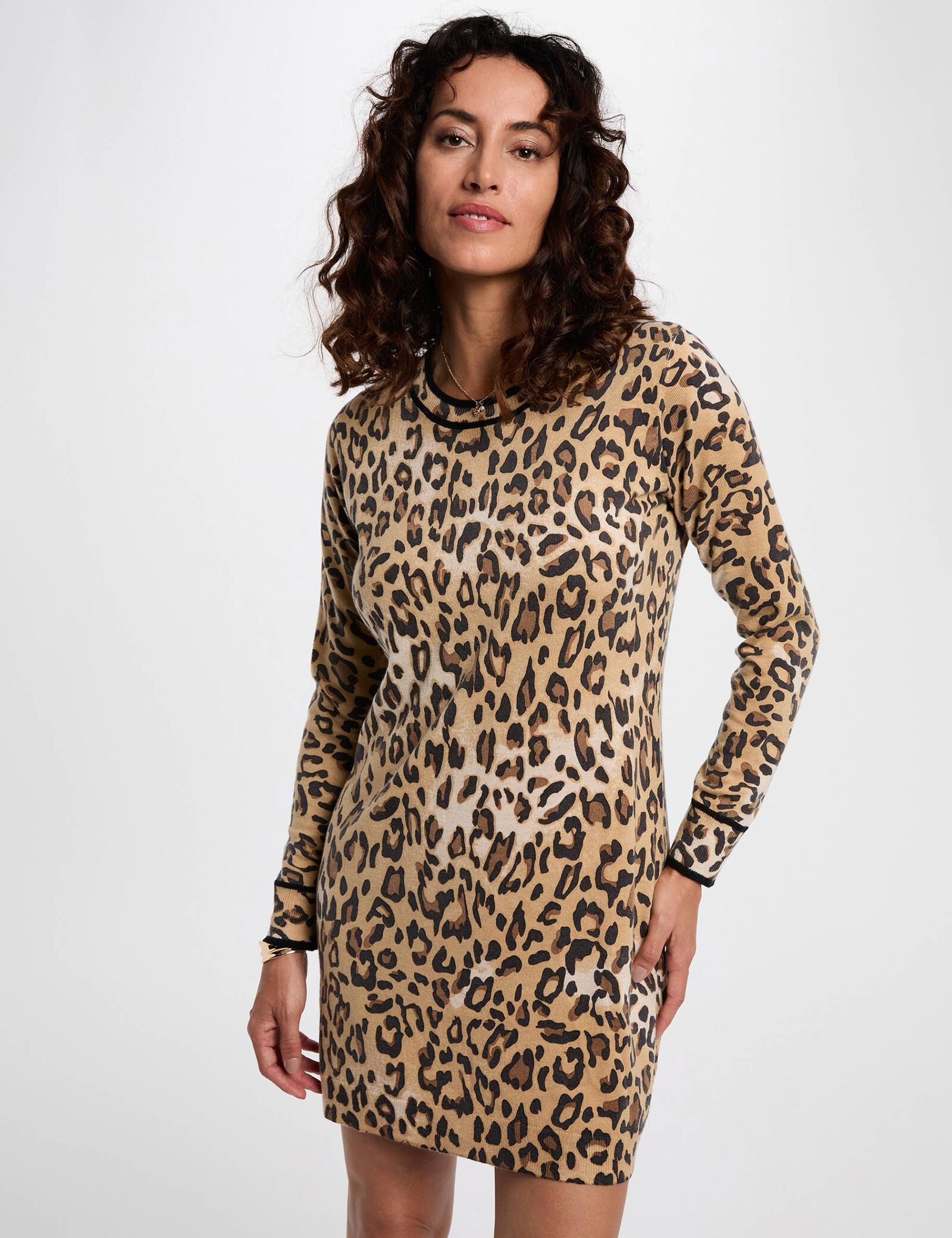 Este vestido corto y recto encarna un estilo chic y moderno con su aspecto texturizado y lanoso. Su corte realza la silueta con total simplicidad, mientras que su longitud destaca sutilmente las piernas. Una prenda ideal para combinar elegancia y feminidad en el día a día. Oliva Valencia