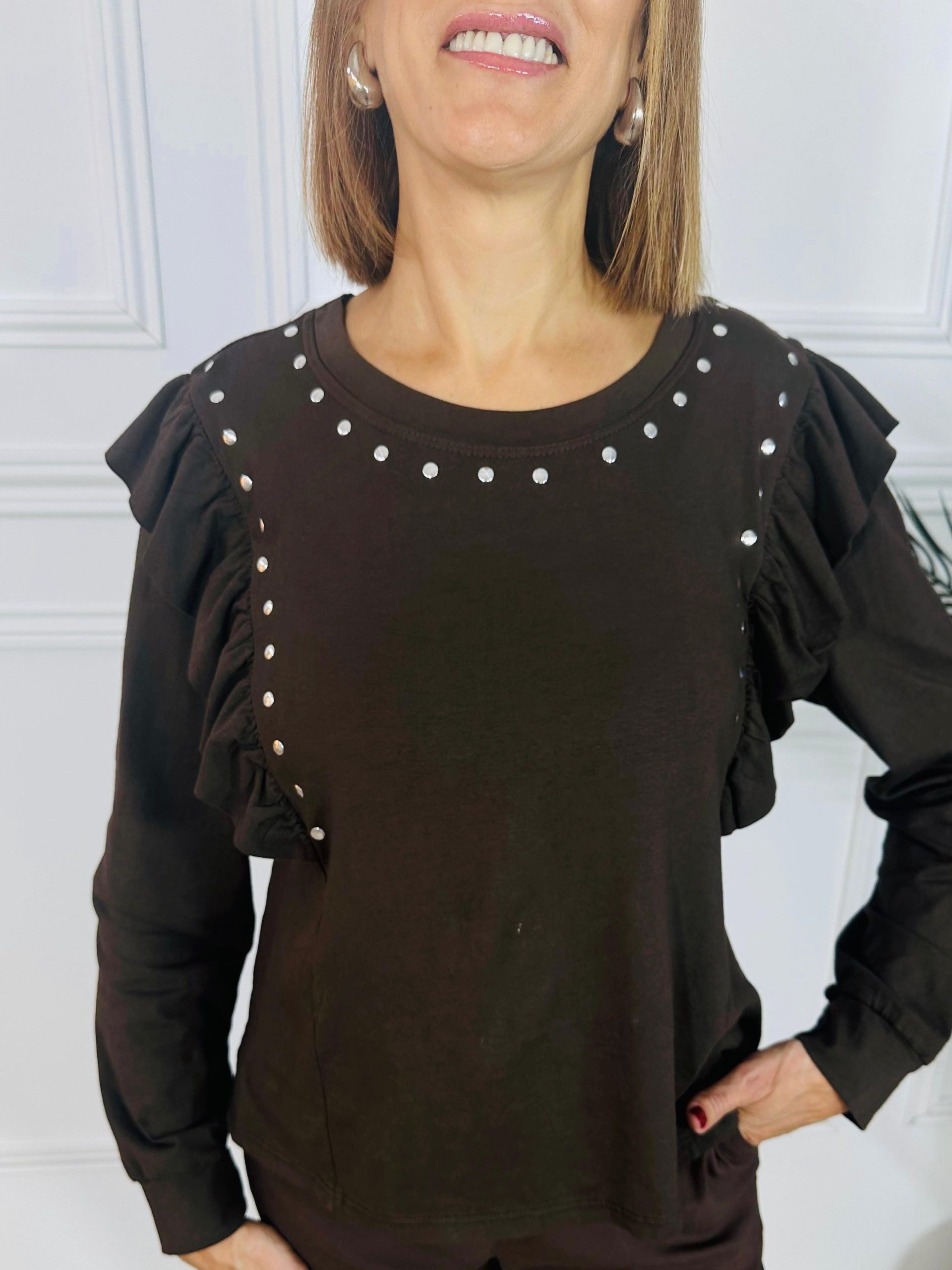 Sudadera fina con cuello redondo y manga larga. Detalle de volantes y tachuelas. Talla única Oliva Valencia