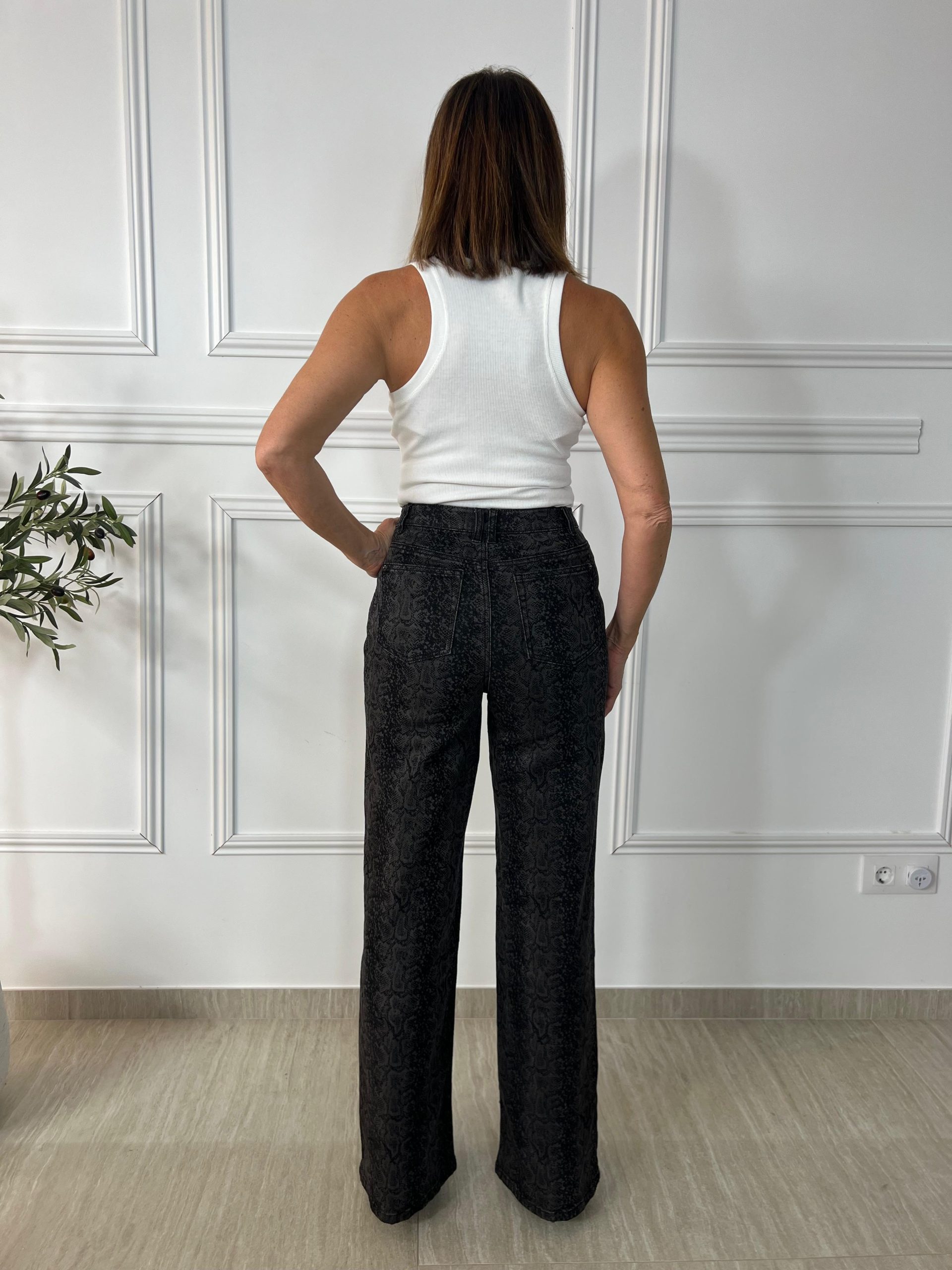 Jeans con estampado de serpiente. Tiro alto. Pernera ancha. Cierre frontal con cremallera y botón. Cinco bolsillos. Oliva Valencia