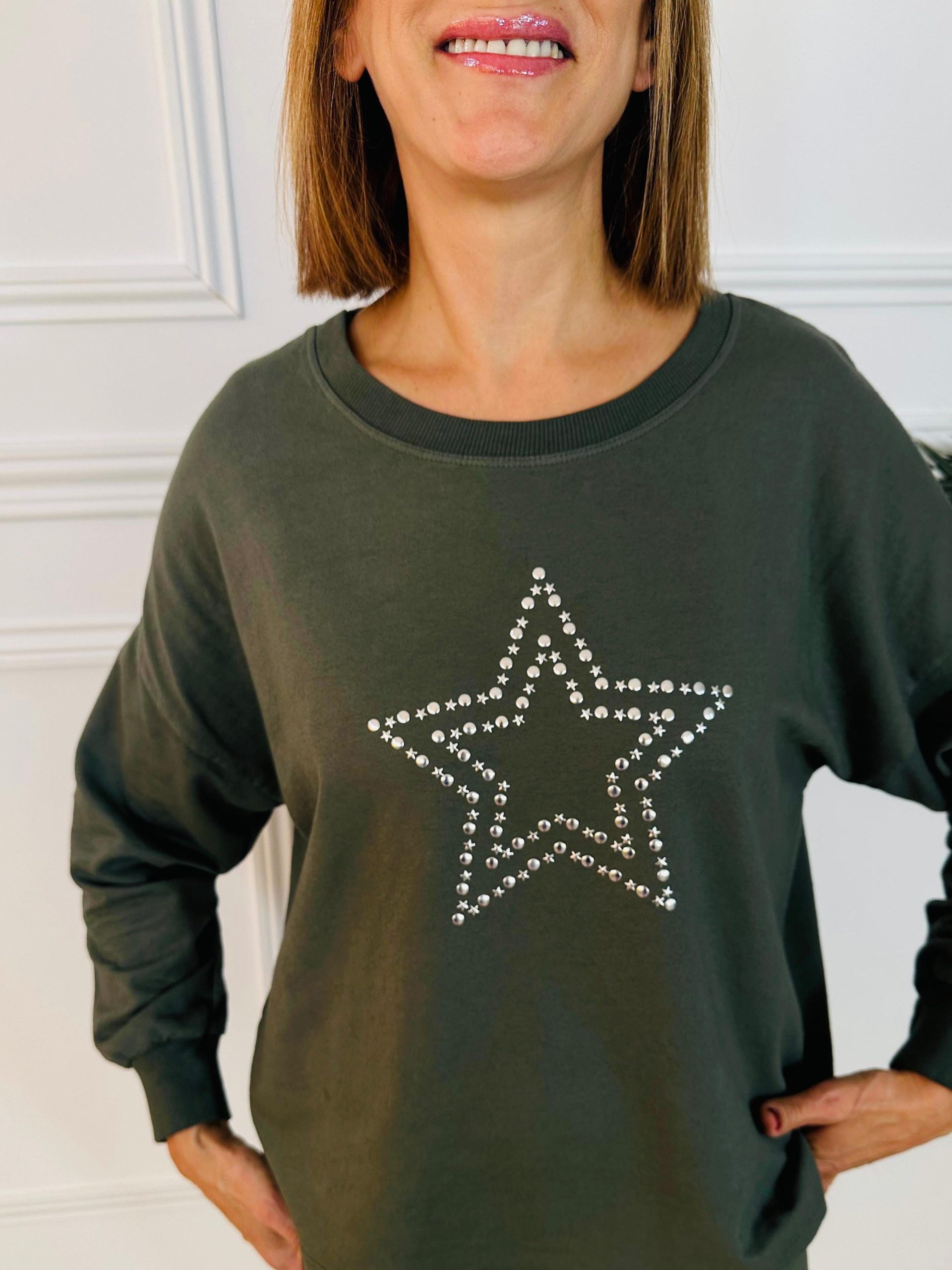 Sudadera fina con cuello redondo y manga larga. Detalle de dibujo de estrella en tachuelas. Talla única. Oliva Valencia