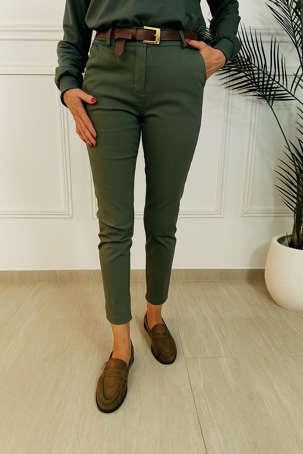 Pantalón de tejido elástico de tiro medio con cinturón incorporado, bolsillos laterales . Cierre frontal con botón y cremallera. Oliva Valencia