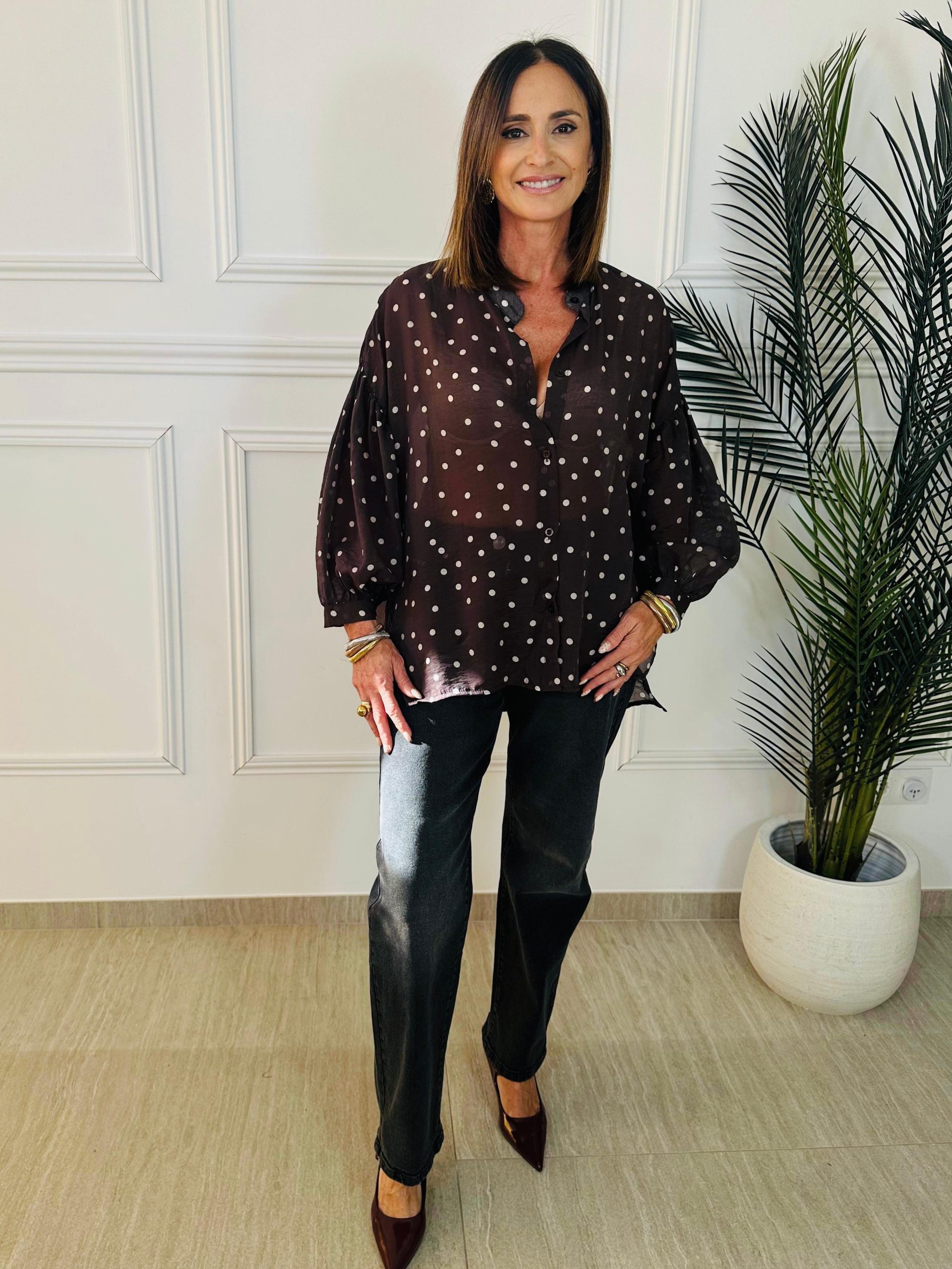 Blusa de botones con mangas abullonadas y estampado de botones. Oliva, Valencia.