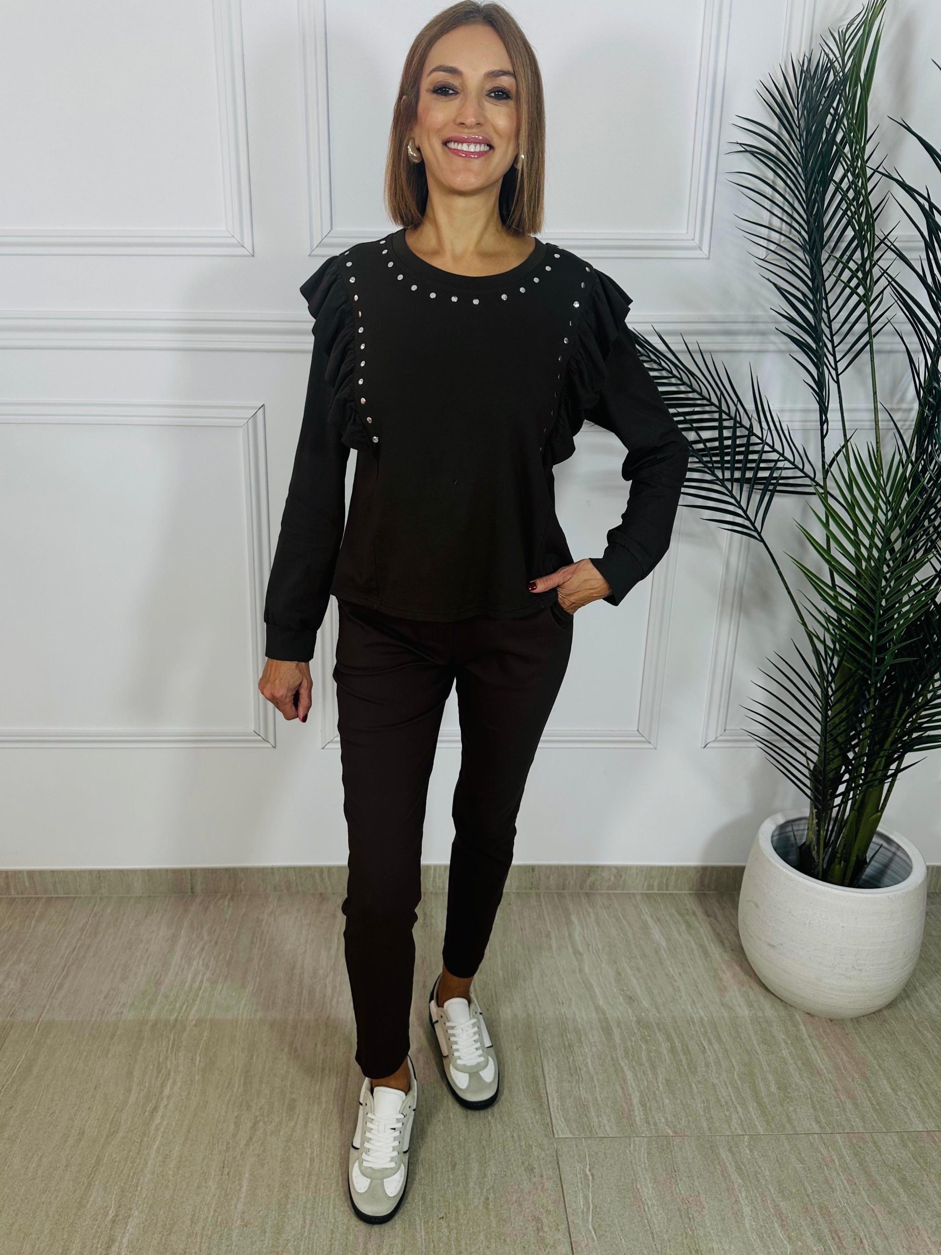 Sudadera fina con cuello redondo y manga larga. Detalle de volantes y tachuelas. Talla única Oliva Valencia