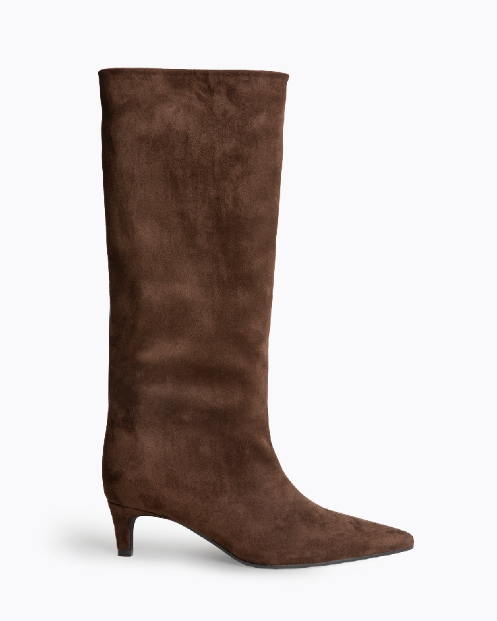 Bota efecto ante con tacón kitten. Acabado en punta. Oliva Valencia.