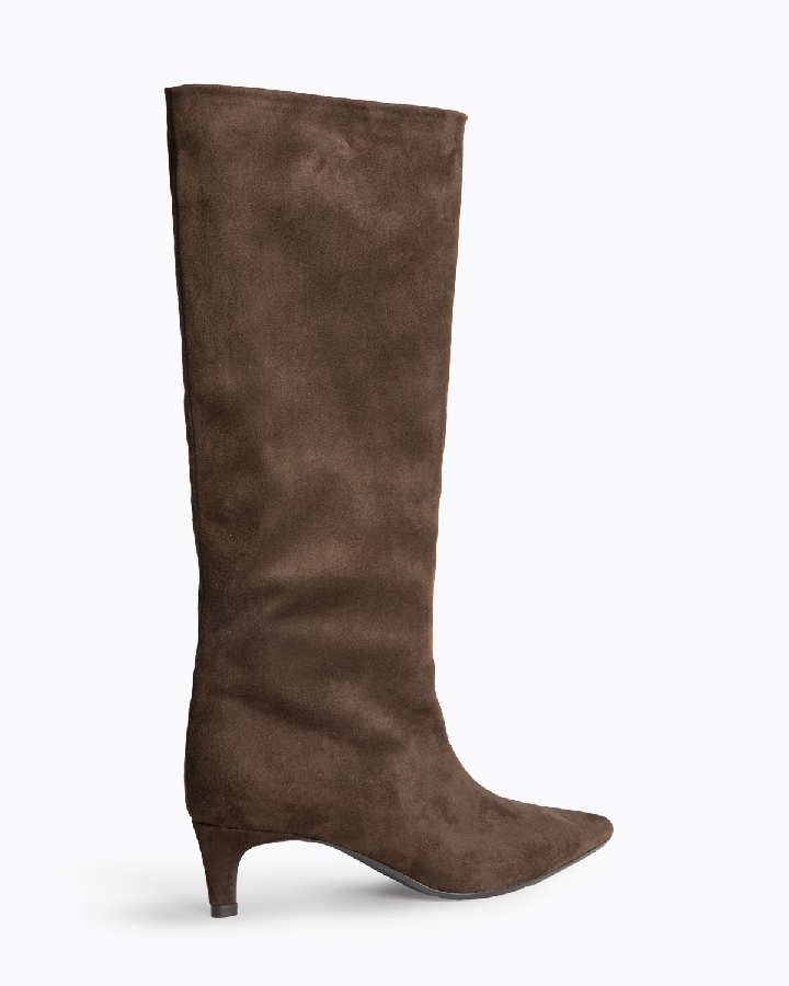 Bota efecto ante con tacón kitten. Acabado en punta. Oliva Valencia.