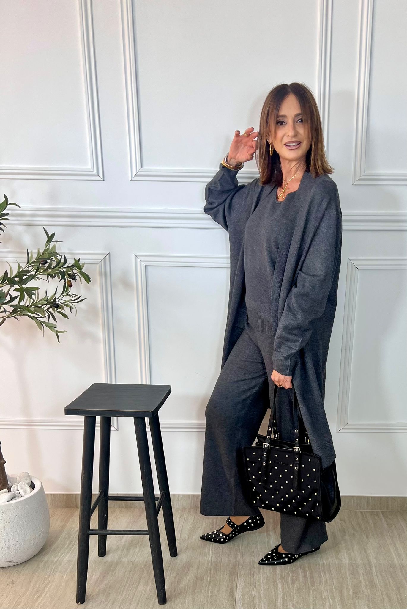 Conjunto de tres piezas en color gris tejido de punto