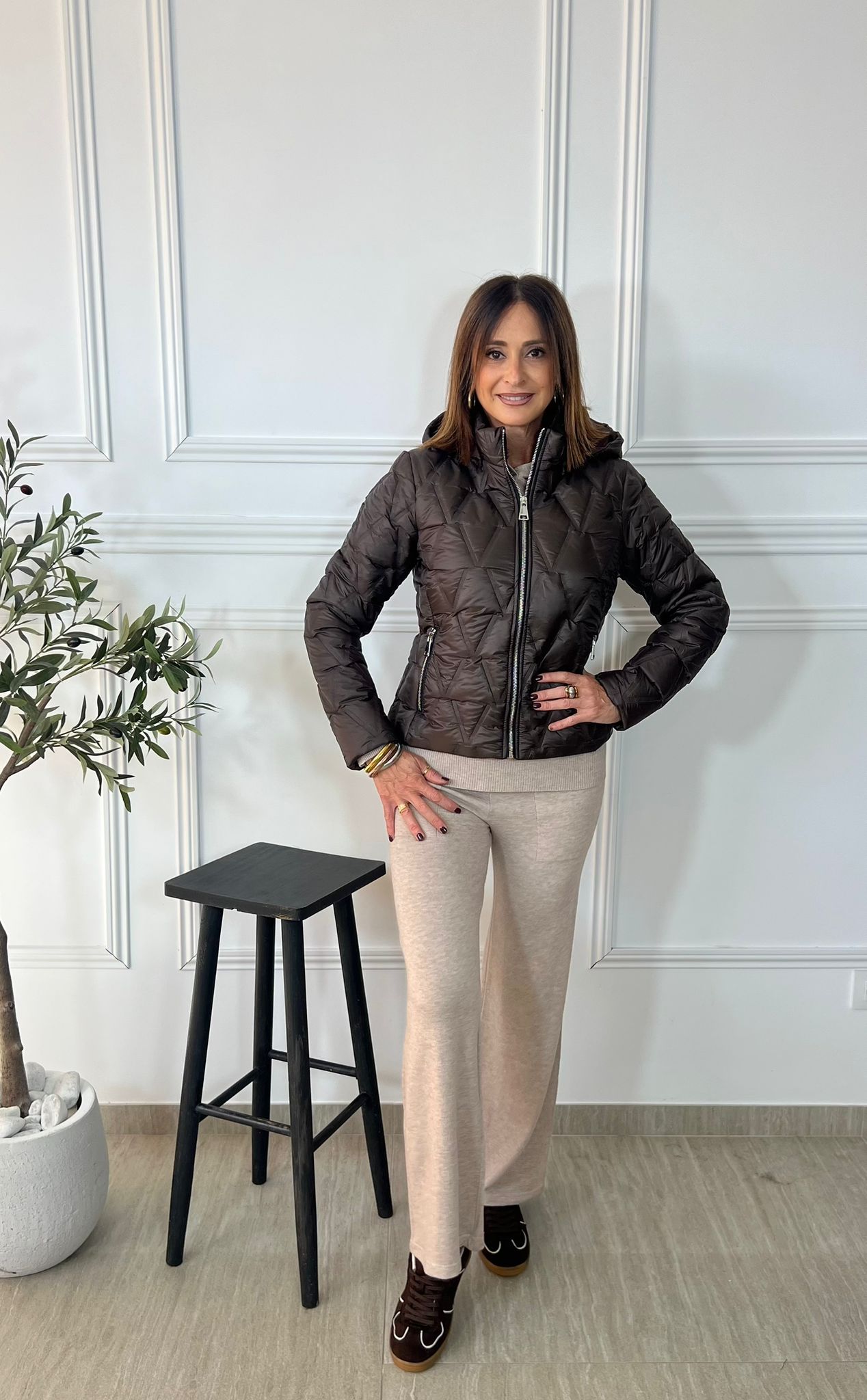 Cazadora acolchada entallada en tono marrón