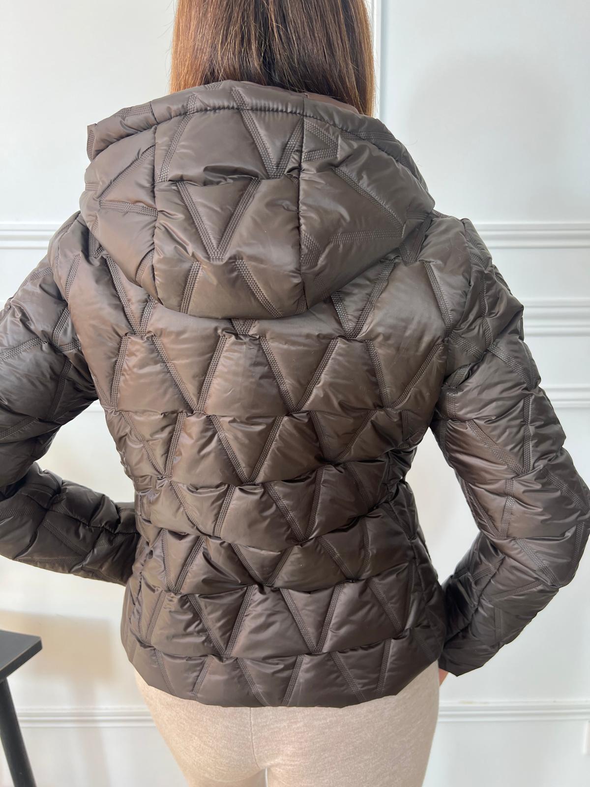 Cazadora acolchada entallada en tono marrón