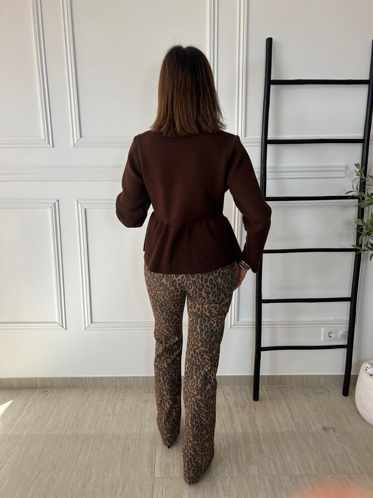 Suéter de punto con botones dorados y volante