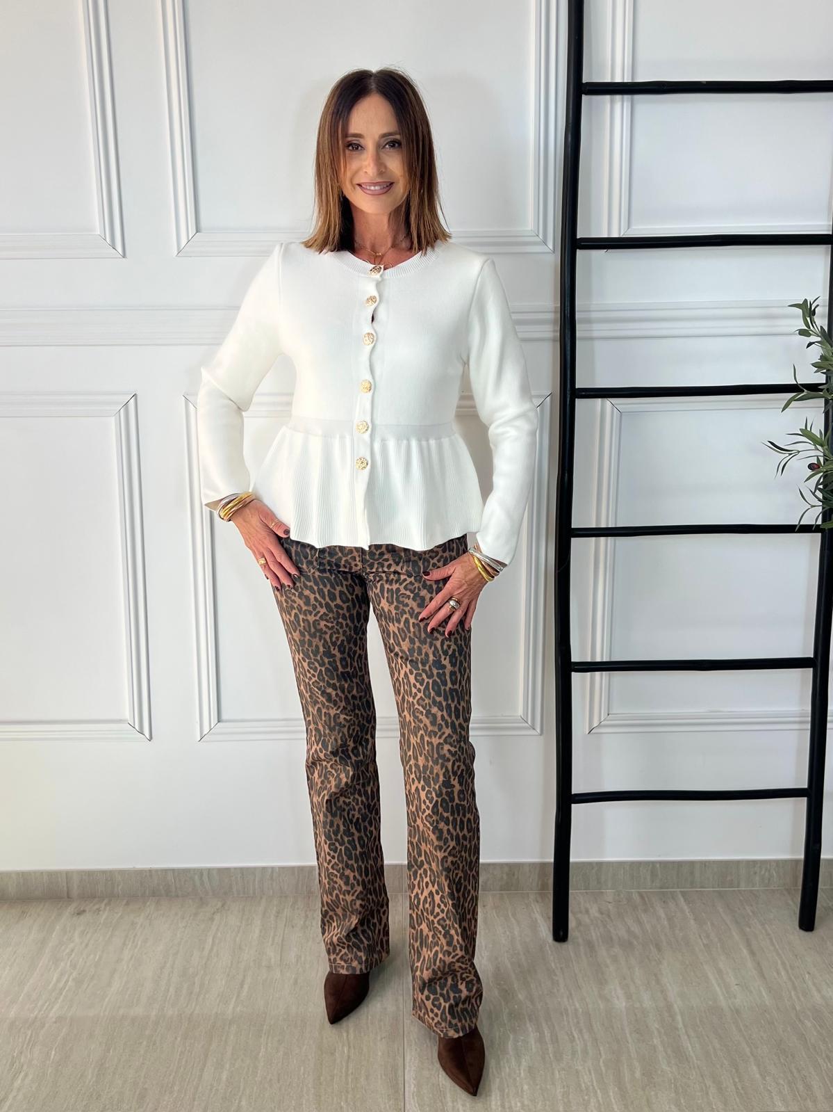 Suéter de punto con botones dorados y volante