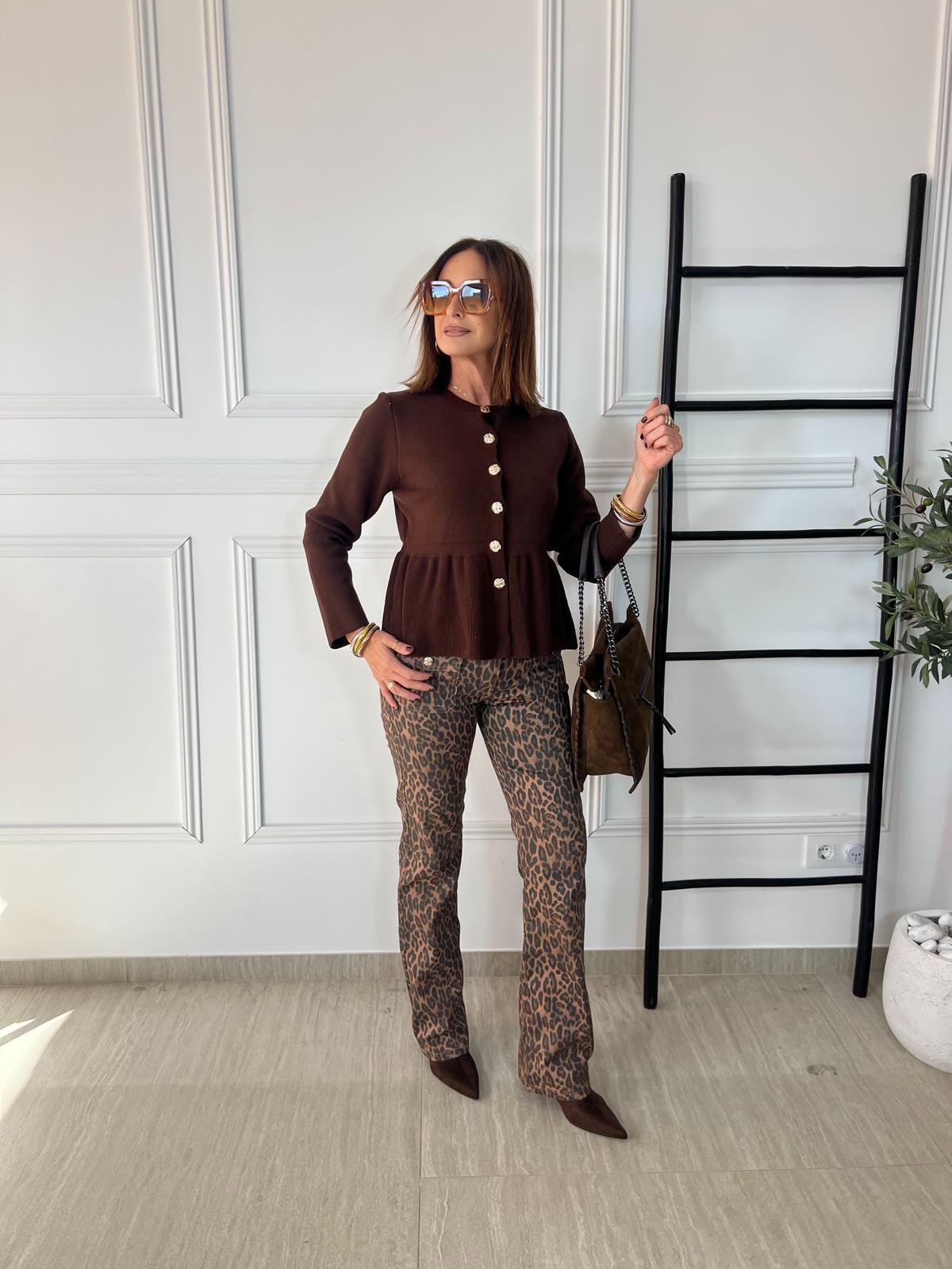 Suéter de punto con botones dorados y volante