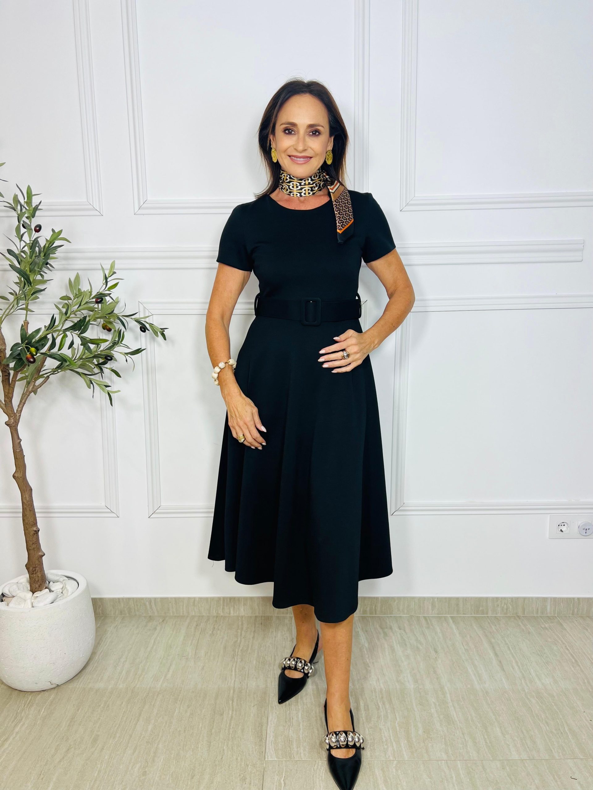 Vestido midi de punto con escote redondo y manga corta. Cinturón a tono del mismo tejido incluido. Talla única Cremallera en la parte trasera Oliva Valencia