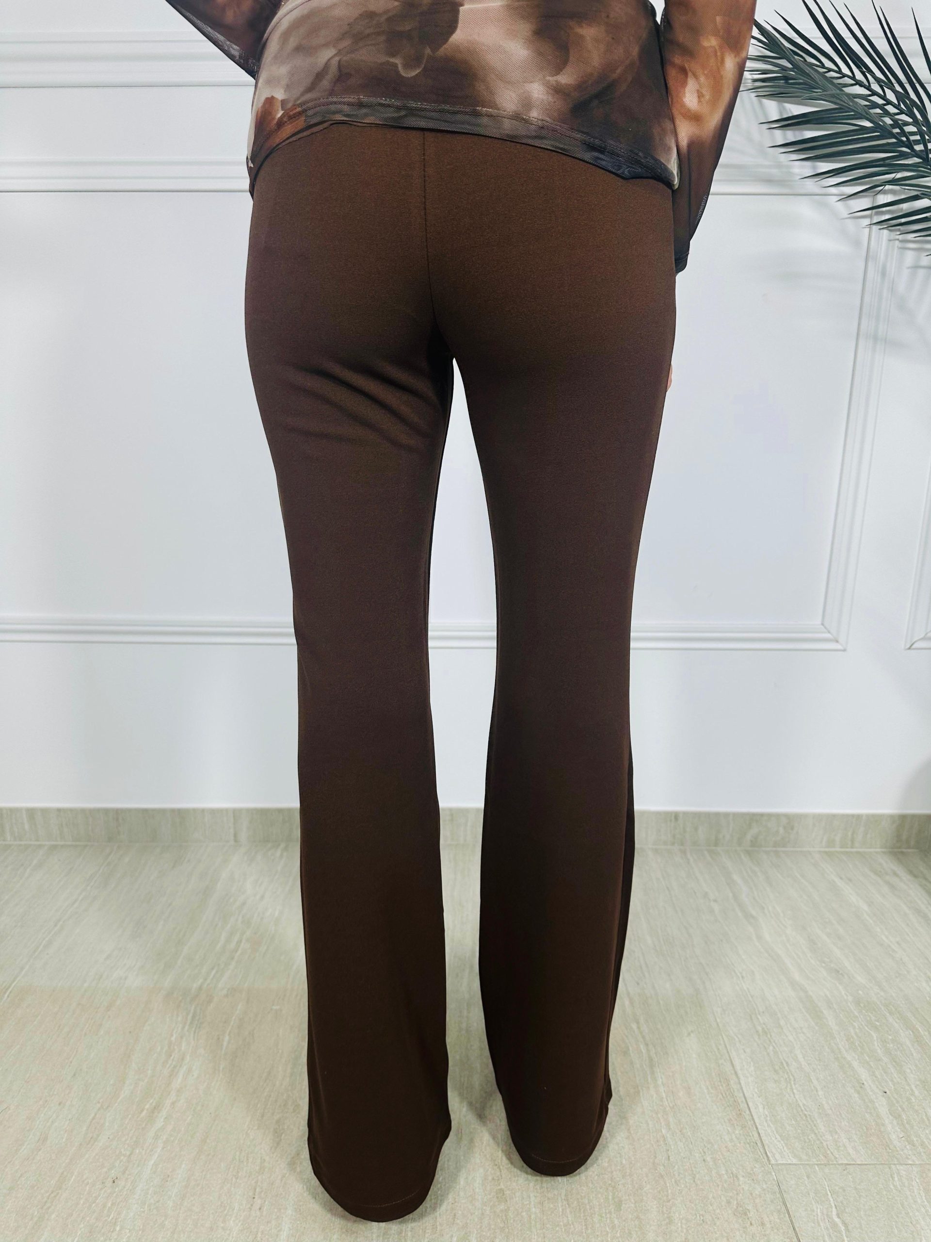 Pantalón tejido elástico de talle alto. Cremallera invisible lateral. Bajo acabado en linea evasé Oliva Valencia