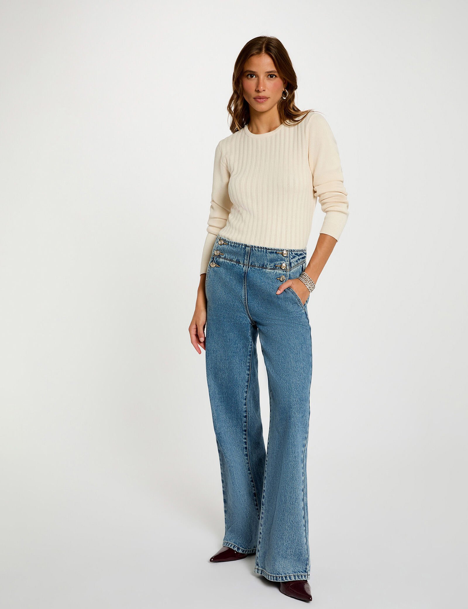 Este jersey ajustado corto combina modernidad y feminidad con maestría. Su corte ceñido al cuerpo realza las formas manteniendo la elegancia, mientras que su formato corto aporta un estilo decididamente moderno. Una prenda perfecta para un armario contemporáneo y refinado. Oliva Valencia