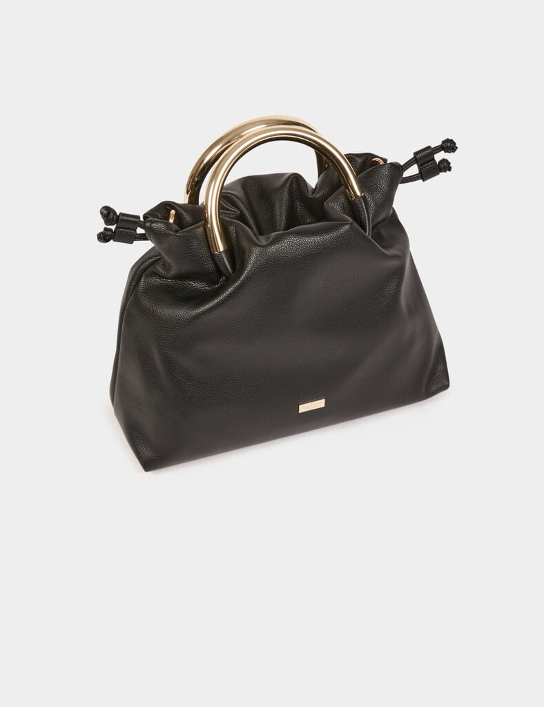 Este bolso bandolera combina elegancia y modernidad con sus asas metálicas que aportan un toque sofisticado. Su formato asegura un porte tanto femenino como refinado, perfecto para realzar cada movimiento. Una pieza imprescindible con un encanto contemporáneo. Oliva Valencia