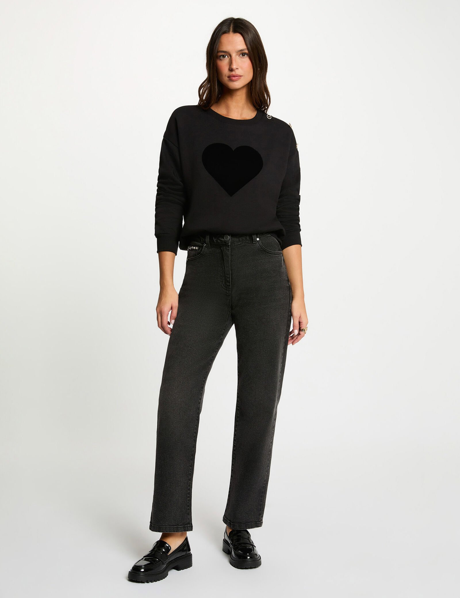 Esta sudadera de corte recto se adapta perfectamente a todas las morfologías, ofreciendo un aspecto equilibrado y femenino. Su estampado moderno realza sus conjuntos con un toque de actualidad, mientras que los botones aportan un aire chic y sofisticado al estilo casual. Una prenda que combina elegancia y desenfado con maestría. Oliva Valencia