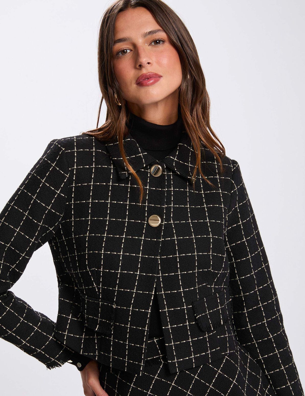 Esta chaqueta corta de tweed a cuadros encarna una elegancia sofisticada y atemporal. Su corte entallado realza la silueta con modernidad, mientras que su longitud resalta delicadamente la cintura y alarga las piernas. Un imprescindible para un estilo refinado en el día a dí Chaqueta corta Corte entallado Cuello sastre Mangas largas Tweed A cuadros Abotonada Oliva Valencia