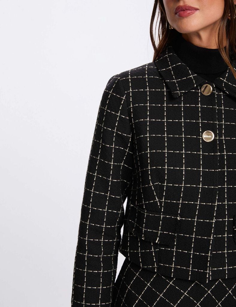 Esta chaqueta corta de tweed a cuadros encarna una elegancia sofisticada y atemporal. Su corte entallado realza la silueta con modernidad, mientras que su longitud resalta delicadamente la cintura y alarga las piernas. Un imprescindible para un estilo refinado en el día a dí Chaqueta corta Corte entallado Cuello sastre Mangas largas Tweed A cuadros Abotonada oLIVA vALENCIA