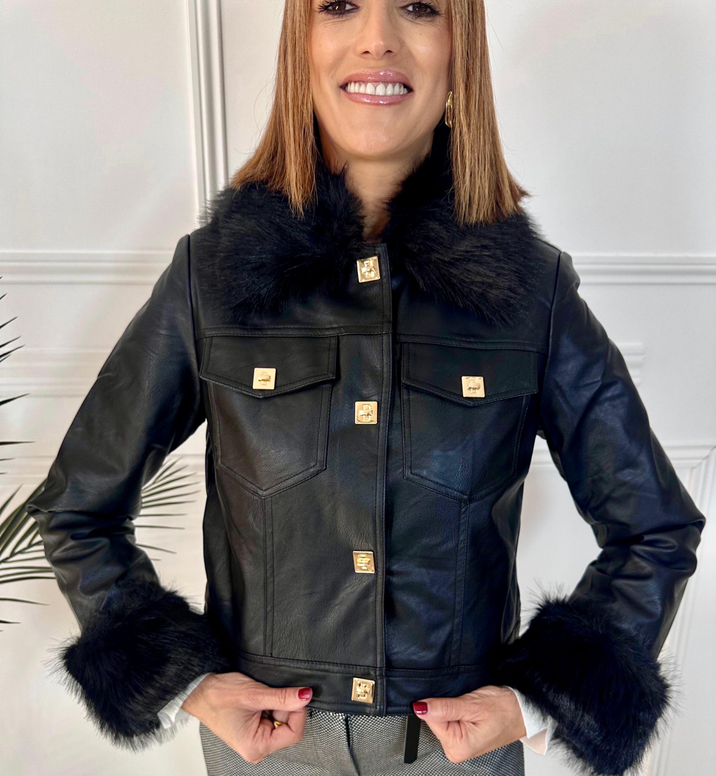 Biker efecto ante en color camel con cuello y puños de pelito, cierre con botones dorados y forro interior suave. Un diseño elegante, cálido y con un toque sofisticado. Oliva Valencia