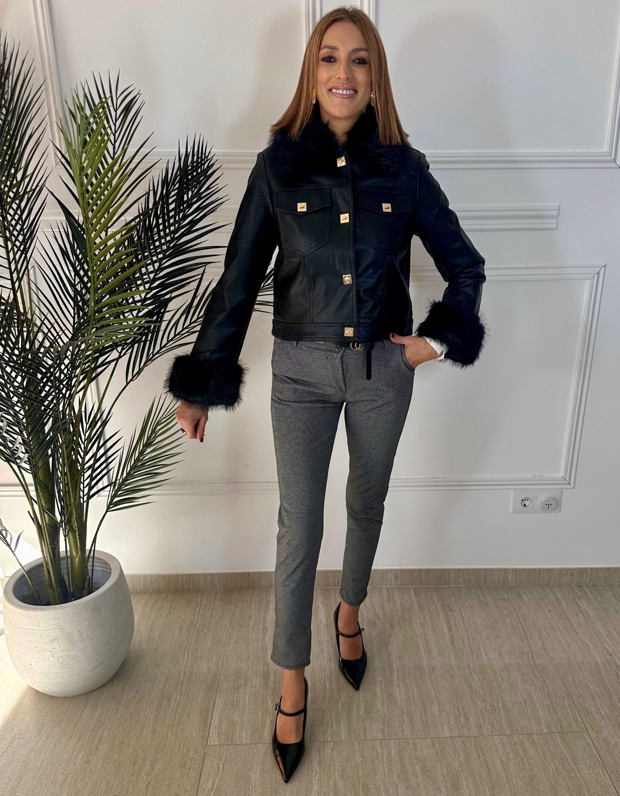 Biker efecto ante en color camel con cuello y puños de pelito, cierre con botones dorados y forro interior suave. Un diseño elegante, cálido y con un toque sofisticado. Oliva Valencia