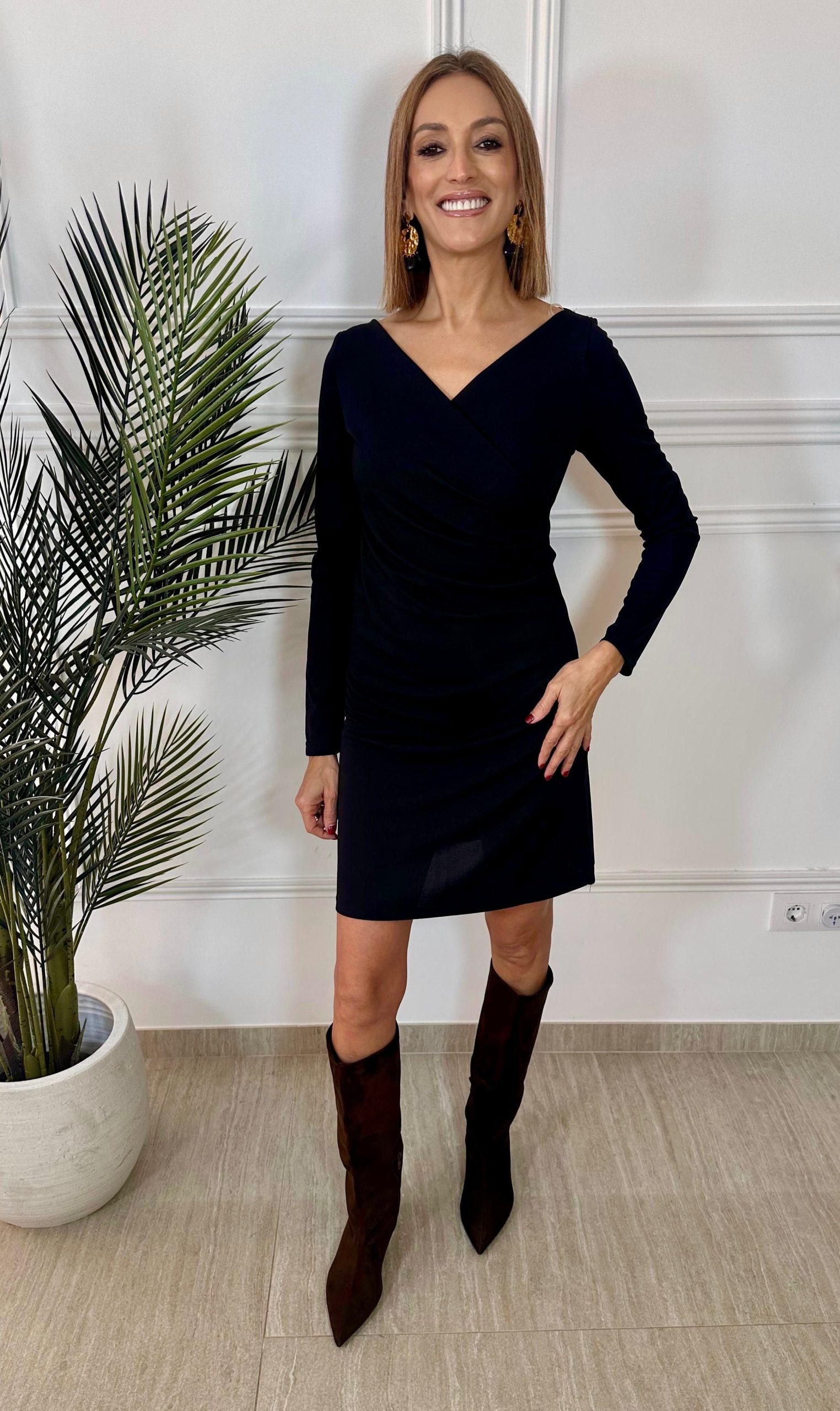 Vestido mini con cuello en V manga larga y detalle drapeado en la parte delantera. Oliva Valencia