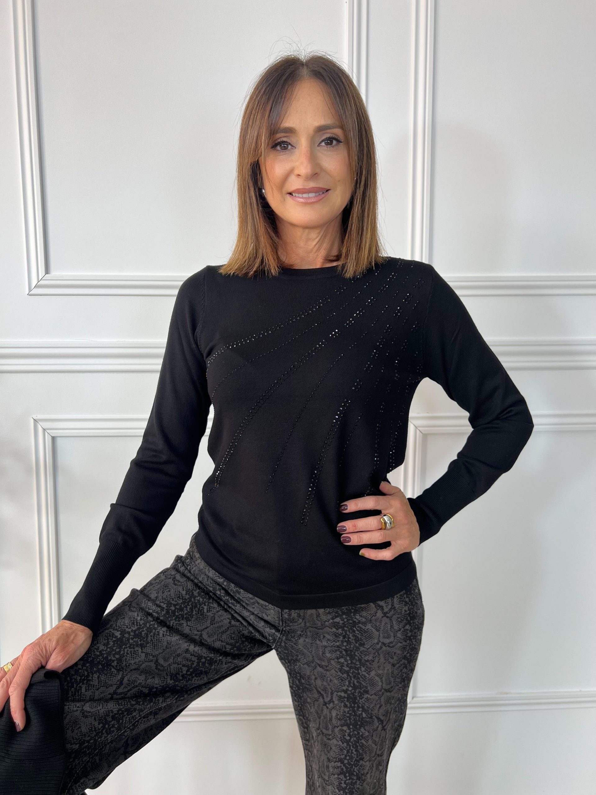 Jersey fino con cuello desmontable. Detalle de pedrería en la parte delantera. Oliva Valencia