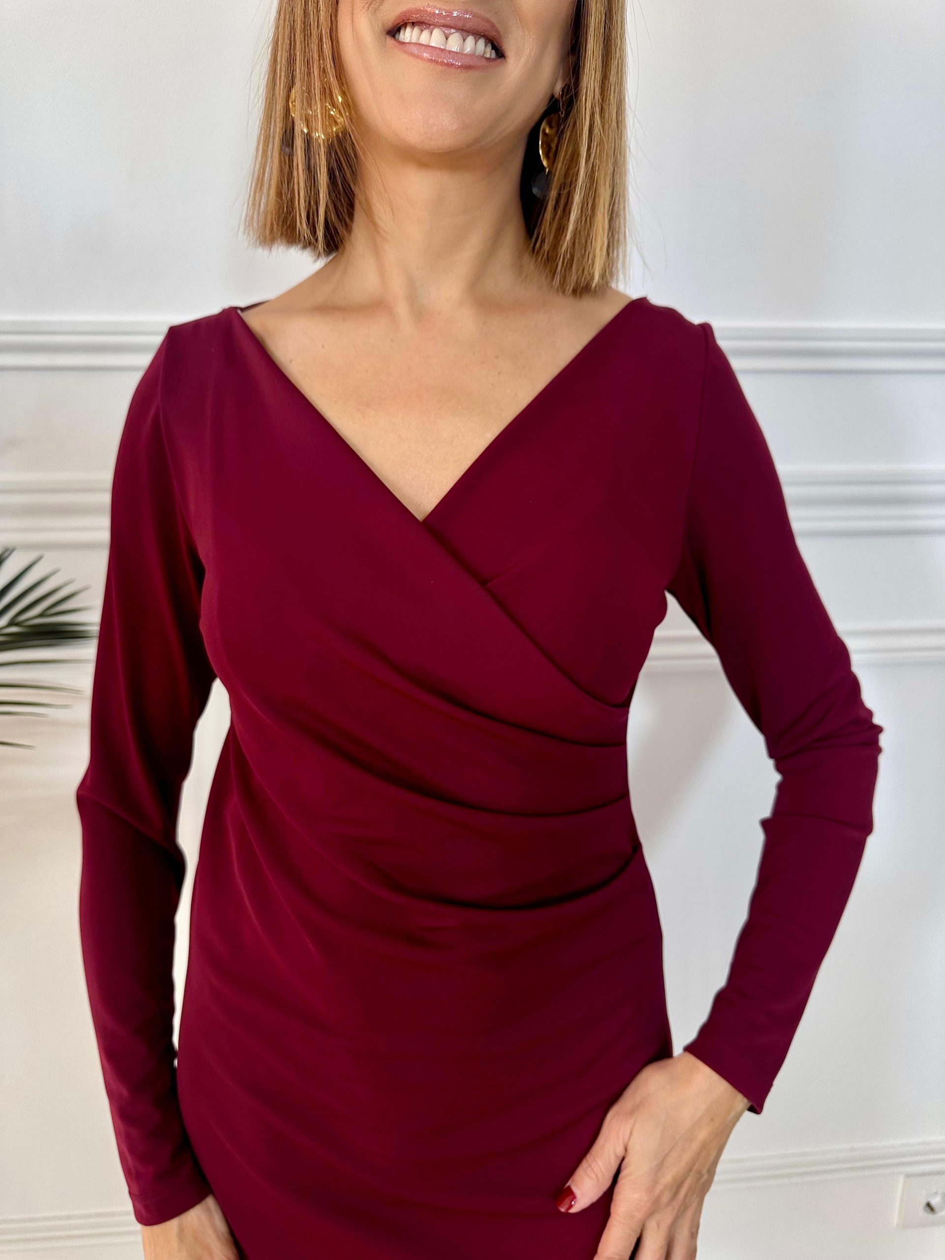 Vestido mini con cuello en V manga larga y detalle drapeado en la parte delantera. Oliva Valencia