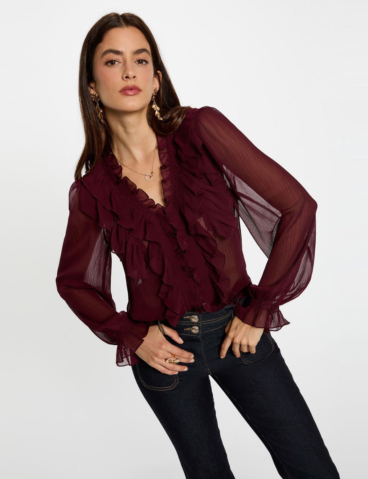 Esta camisa entallada realza las formas con elegancia mientras ofrece un estilo fluido y ligero. Los volantes delicados aportan una feminidad sofisticada, mientras que los botones añaden un detalle refinado y decididamente moderno. Una prenda que combina modernidad y encanto atemporal. Oliva Valencia