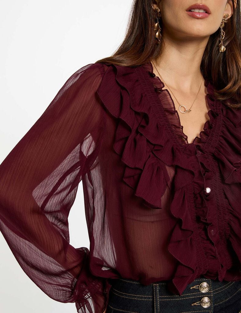 Esta camisa entallada realza las formas con elegancia mientras ofrece un estilo fluido y ligero. Los volantes delicados aportan una feminidad sofisticada, mientras que los botones añaden un detalle refinado y decididamente moderno. Una prenda que combina modernidad y encanto atemporal. Oliva Valencia
