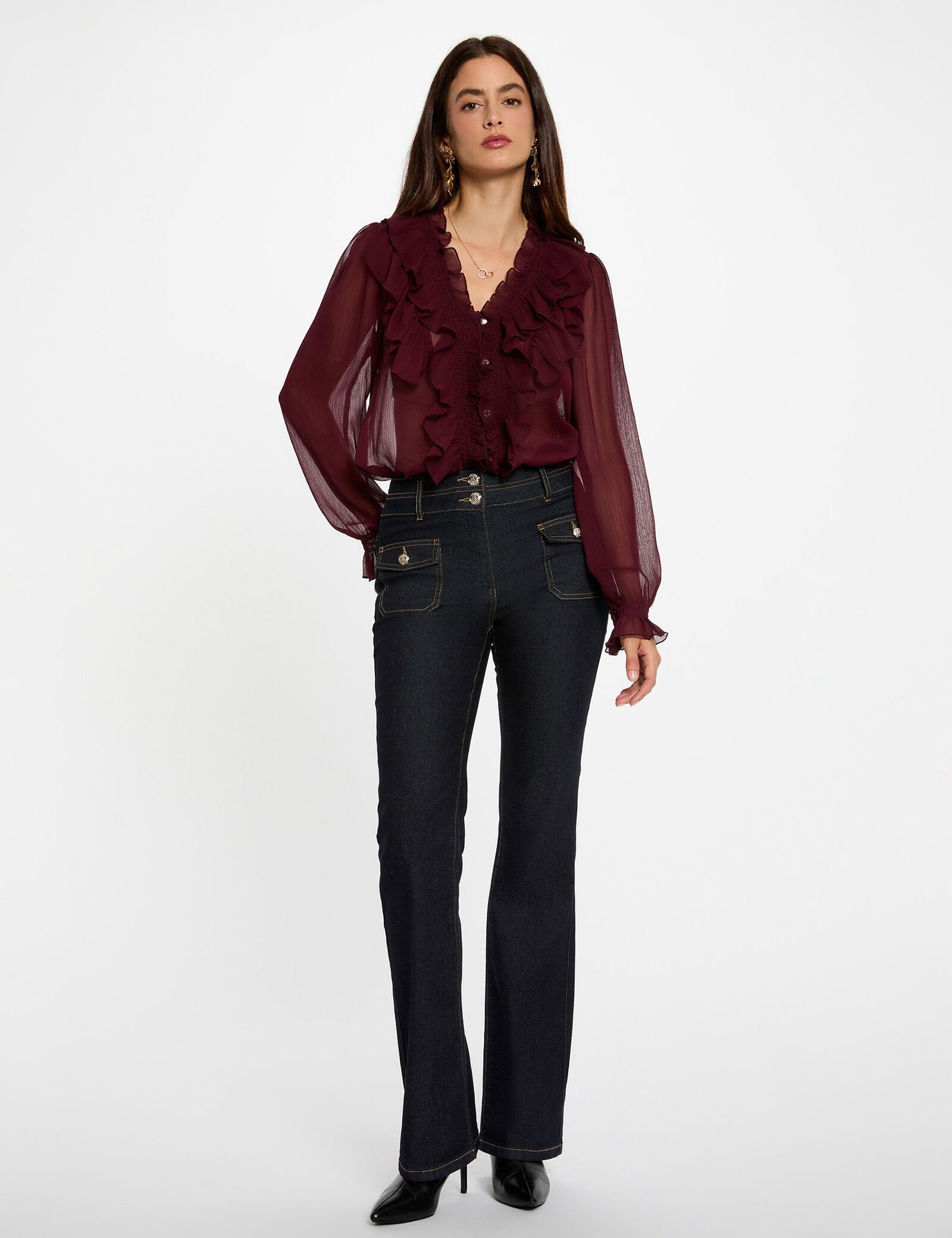 Esta camisa entallada realza las formas con elegancia mientras ofrece un estilo fluido y ligero. Los volantes delicados aportan una feminidad sofisticada, mientras que los botones añaden un detalle refinado y decididamente moderno. Una prenda que combina modernidad y encanto atemporal. Oliva Valencia