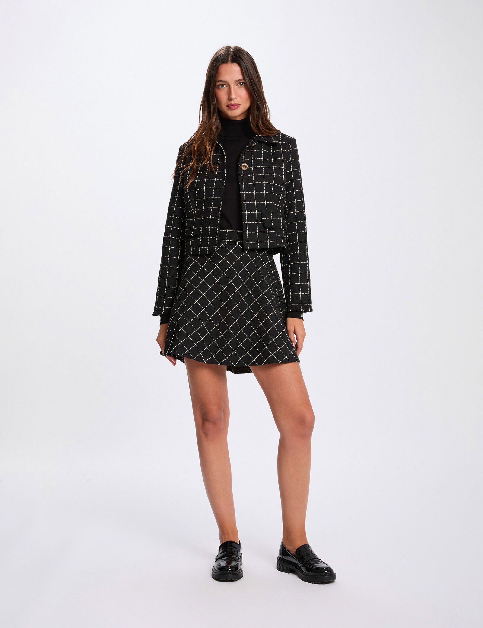 Esta falda corta de tweed encarna una elegancia sofisticada y atemporal. Su corte fluido patinador realza la silueta mientras aporta movimiento. Resalta delicadamente las piernas para un estilo femenino y seguro, al mismo tiempo que pone énfasis en la parte superior del cuerpo con armonía. Oliva Valencia