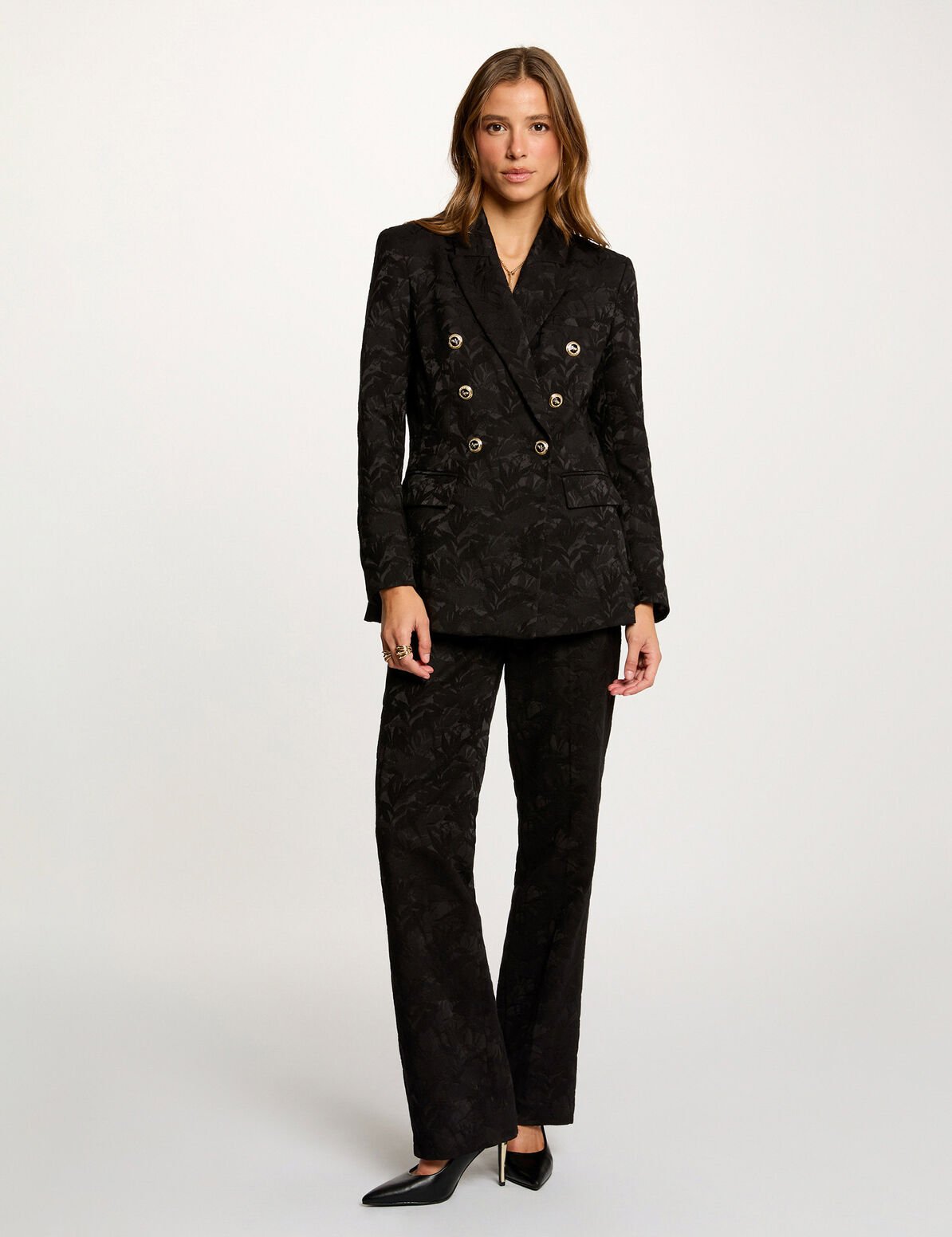 Este pantalón slim dibuja la silueta con una elegancia natural. Su cintura alta estructura la figura y acentúa su feminidad moderna. El estampado de espiga, sofisticado y a la moda, aporta carácter a esta prenda imprescindible. Los botones delicados completan el conjunto con un detalle trabajado que marca la diferencia. Oliva Valencia