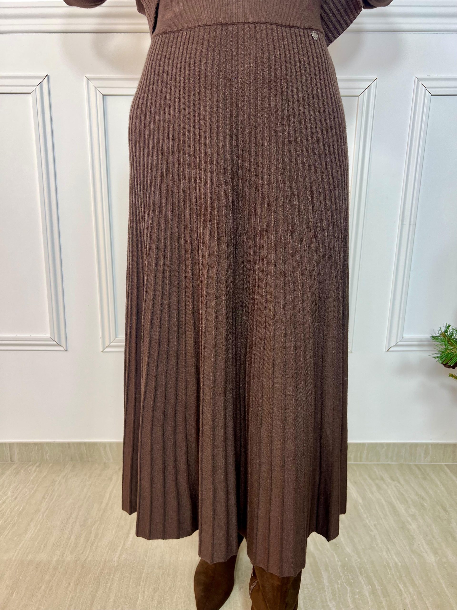 Falda de punto plisada, larga estilo midi, diseñada para combinar comodidad y estilo. La cintura completamente elástica permite un ajuste perfecto y favorecedor, adaptándose a diferentes siluetas. Su tejido de punto ofrece suavidad y caída natural, convirtiéndola en una prenda versátil, ideal para looks casuales o más elegantes según cómo la combines. Talla única, práctica y fácil de llevar. Oliva Valencia