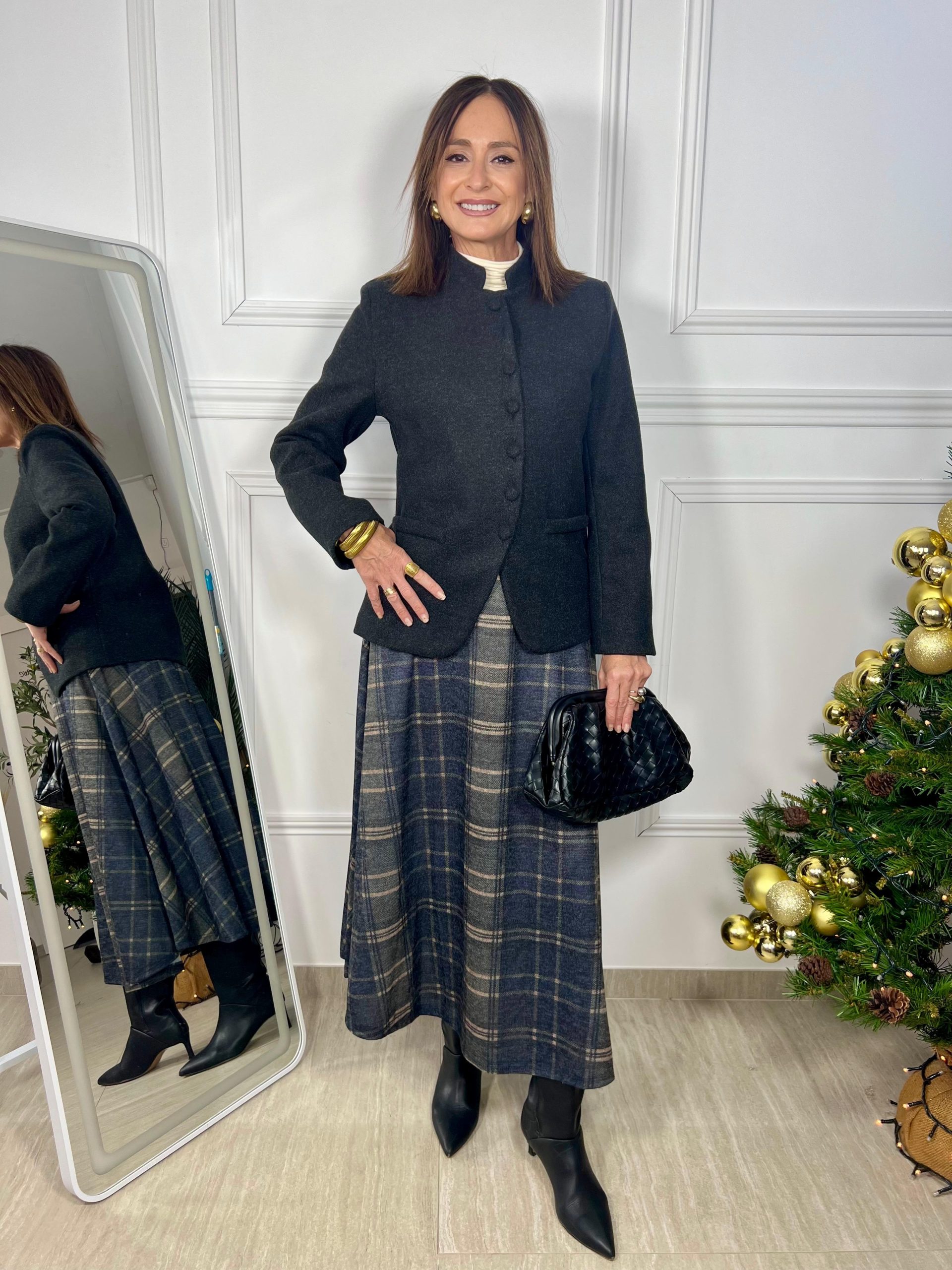 Chaqueta tipo americana de pañete con cuello Mao, botones forrados y corte ligeramente entallado. Talla única, elegante y fácil de combinar.