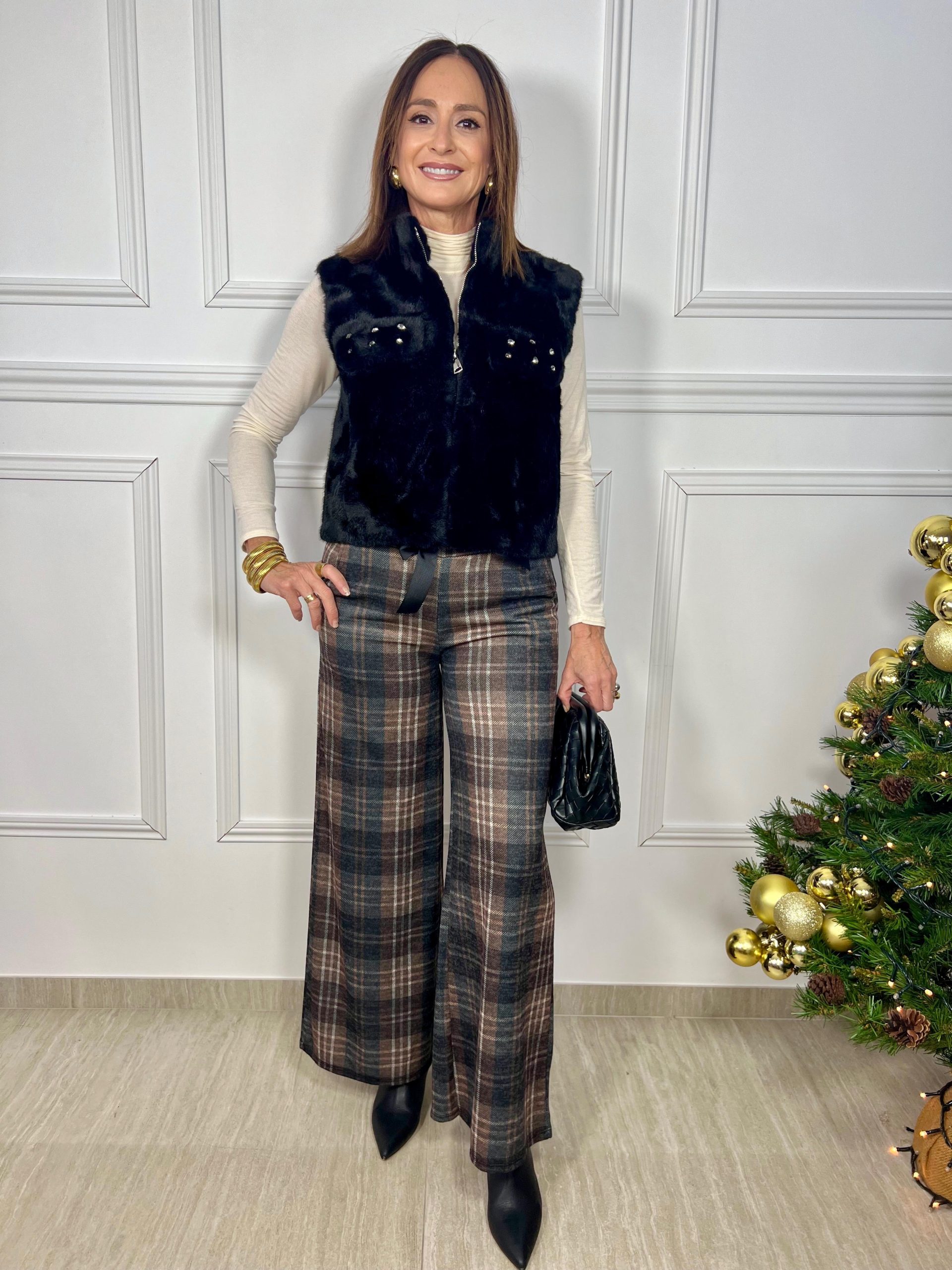 Chaleco de pelo corto muy suave con falsos bolsillos y brillantitos en la solapa. Elegante, cómodo y perfecto para dar un toque chic a tus looks.