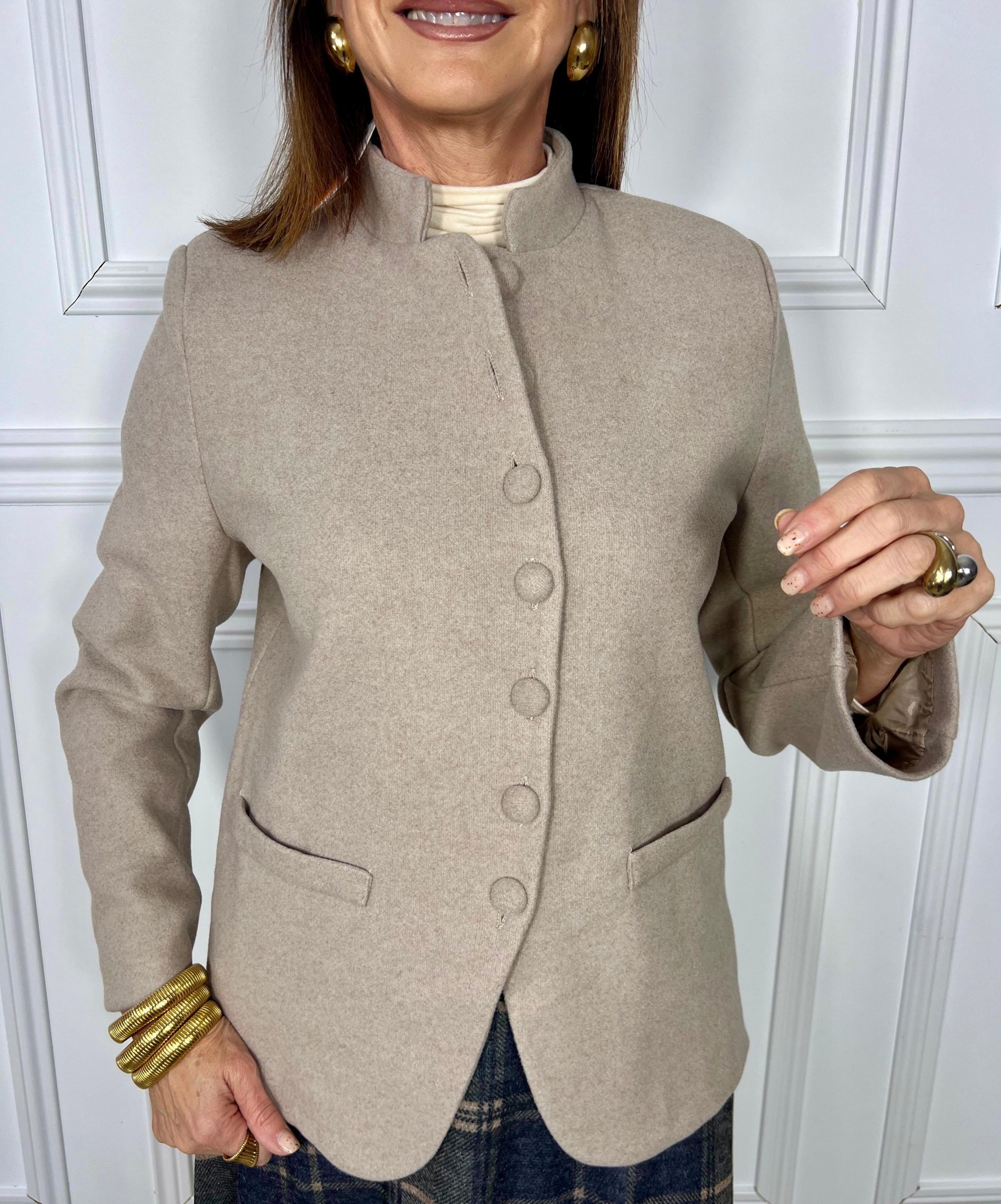 Chaqueta tipo americana de pañete con cuello Mao, botones forrados y corte ligeramente entallado. Talla única, elegante y fácil de combinar.