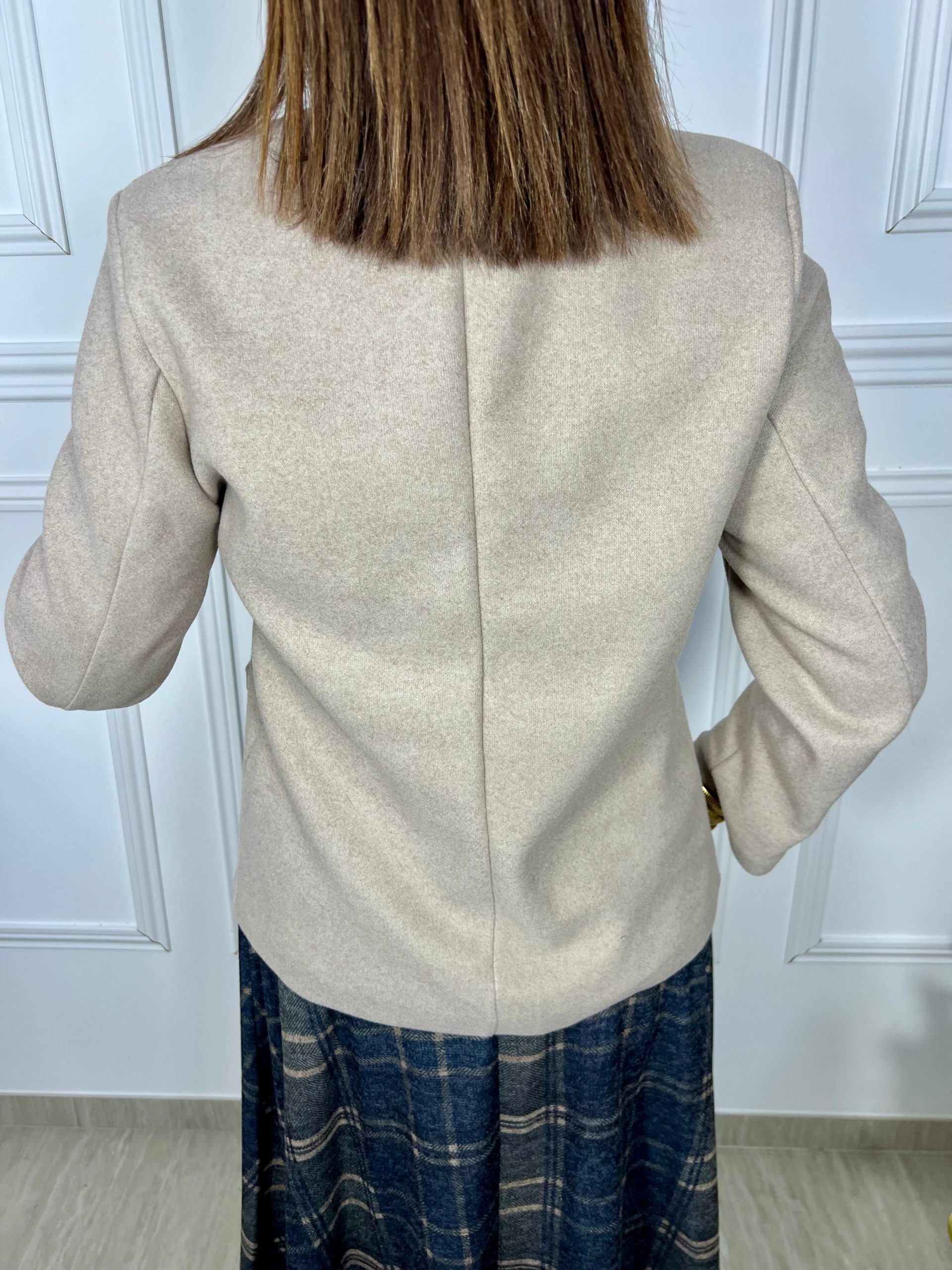 Chaqueta tipo americana de pañete con cuello Mao, botones forrados y corte ligeramente entallado. Talla única, elegante y fácil de combinar.