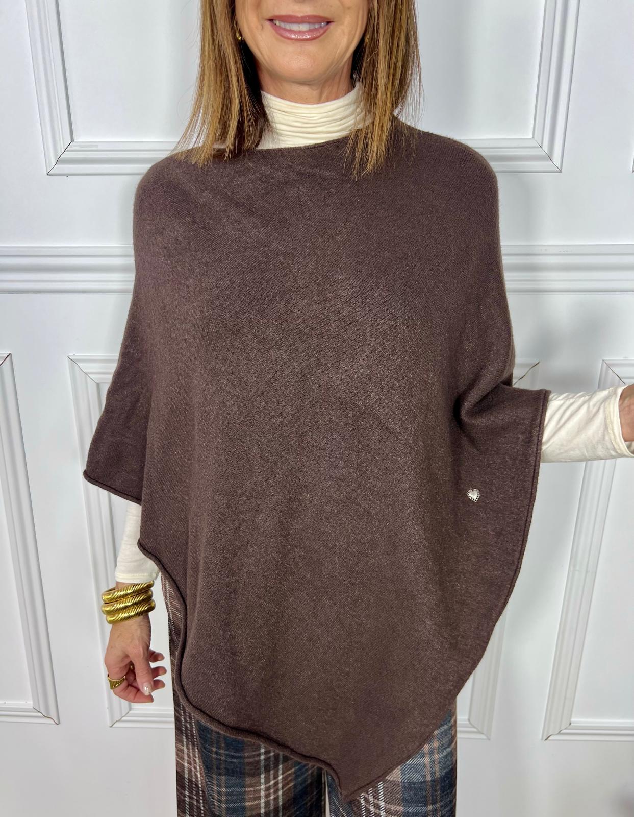 Chaleco de pelo corto muy suave con falsos bolsillos y brillantitos en la solapa. Elegante, cómodo y perfecto para dar un toque chic a tus looks.