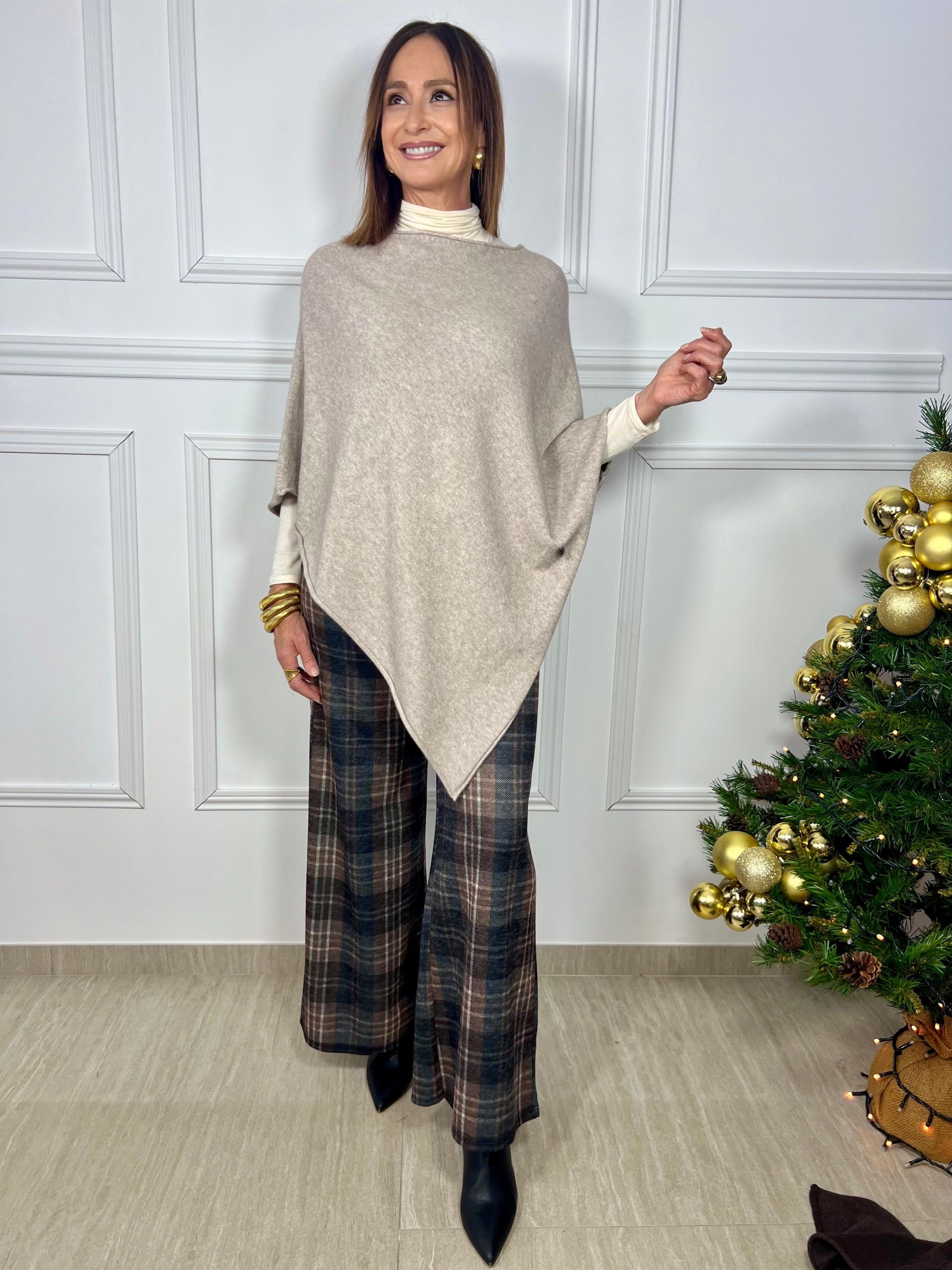 Capa en forma de pico de lana muy suave, fácil de poner y con brazos sueltos. Cómoda, ligera y perfecta para completar cualquier look.