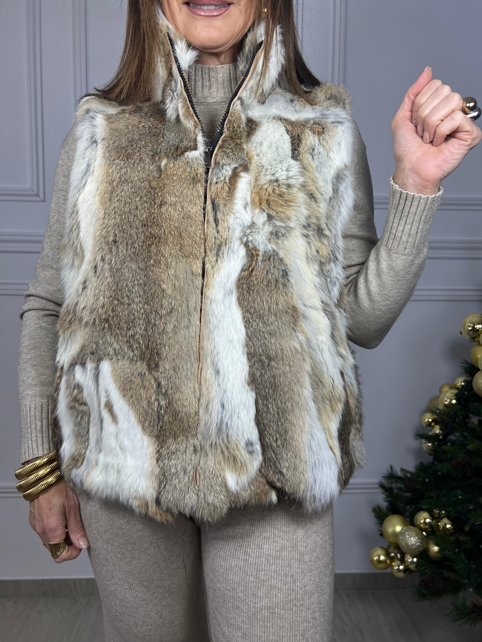 Chaleco de piel de conejo en tonos marrón y beige. Talla única, con bolsillos laterales y cierre de cremallera. Pieza única, cálida y elegante.