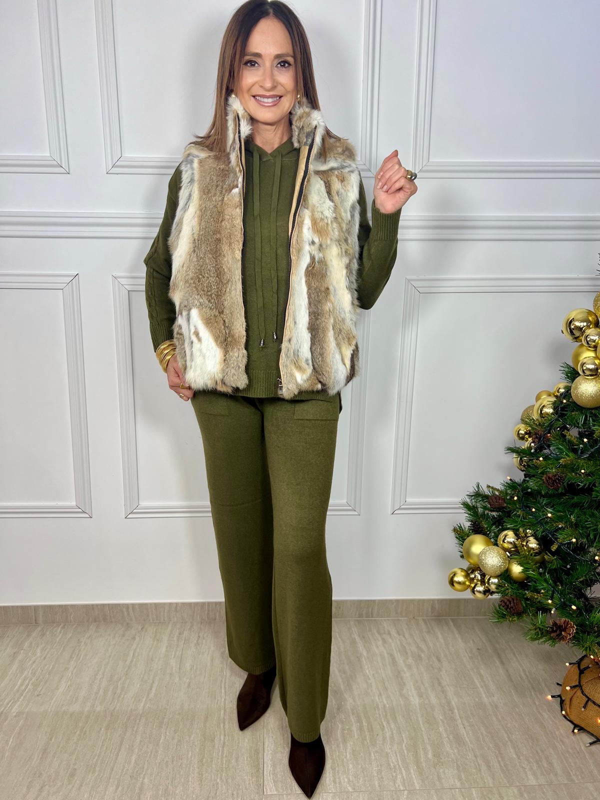 Chaleco de piel de conejo en tonos marrón y beige. Talla única, con bolsillos laterales y cierre de cremallera. Pieza única, cálida y elegante.