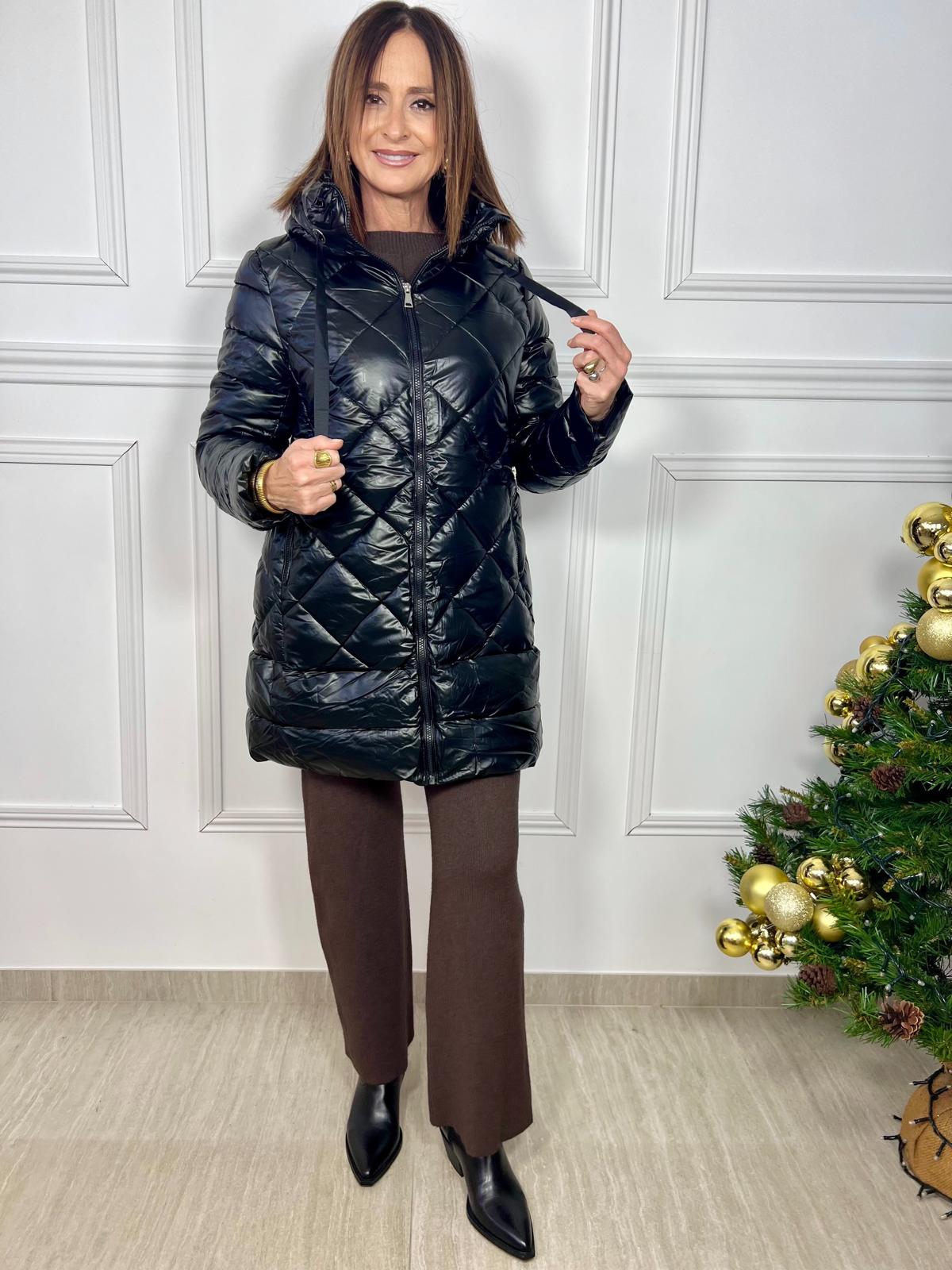 Chaquetón acolchado con acabado satinado, capucha, cremallera y bolsillos laterales. Ligero, moderno y perfecto para el invierno. Disponible en Original Legals.